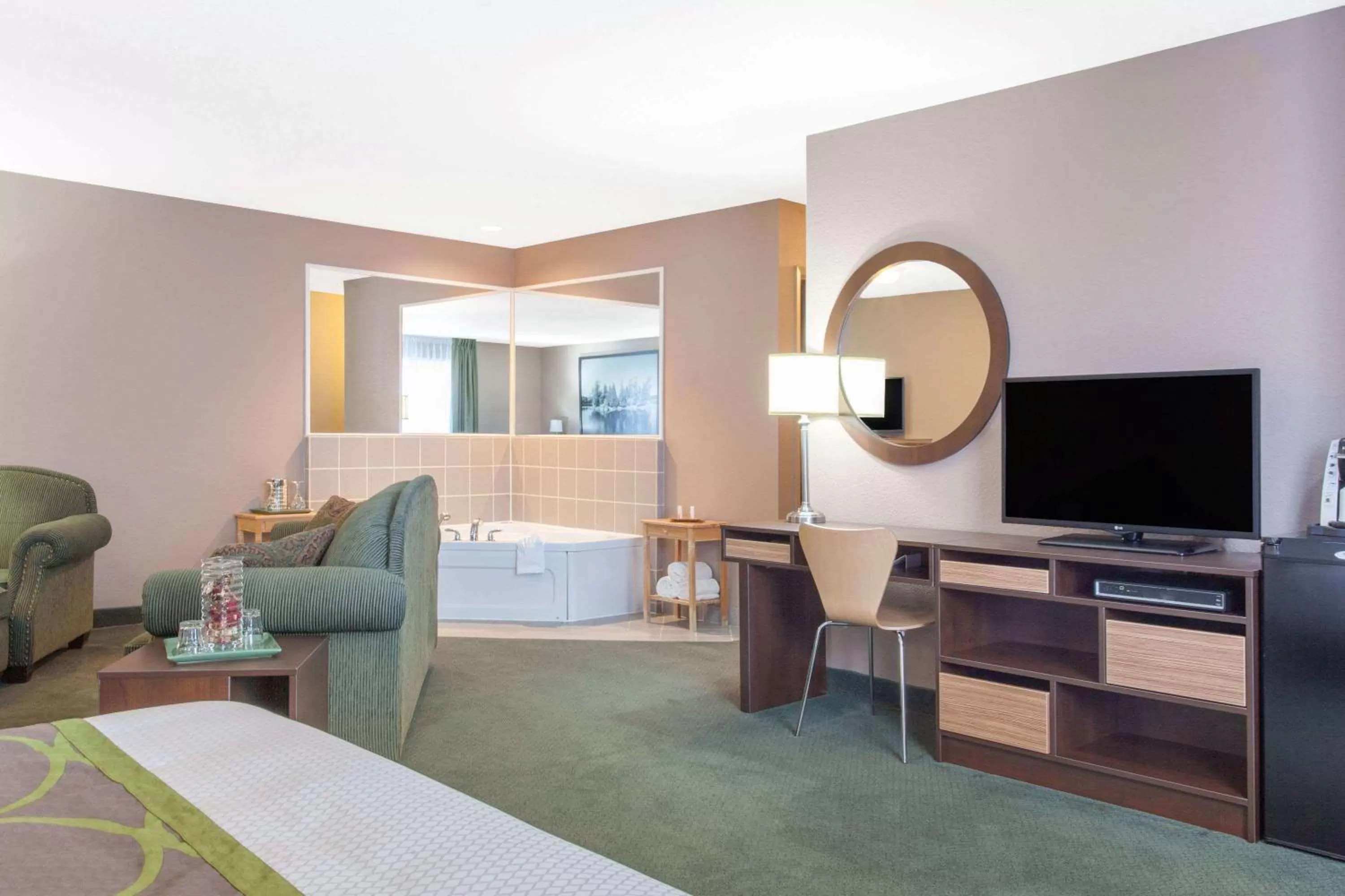 Photo of the whole room, Bed in Super 8 by Wyndham Kenora