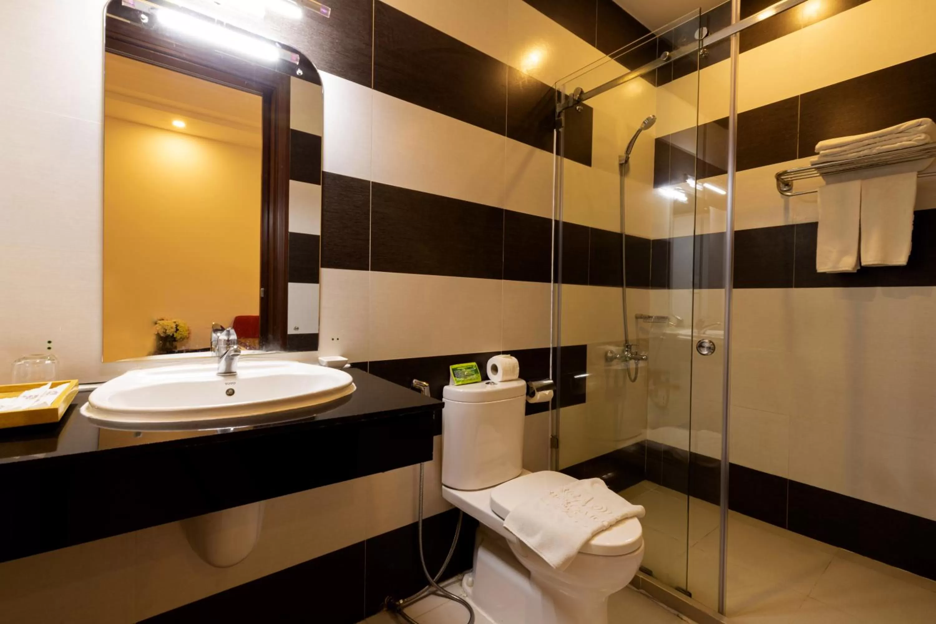 Shower in Airport Saigon Hotel - Gần ẩm thực đêm chợ Phạm Văn Hai