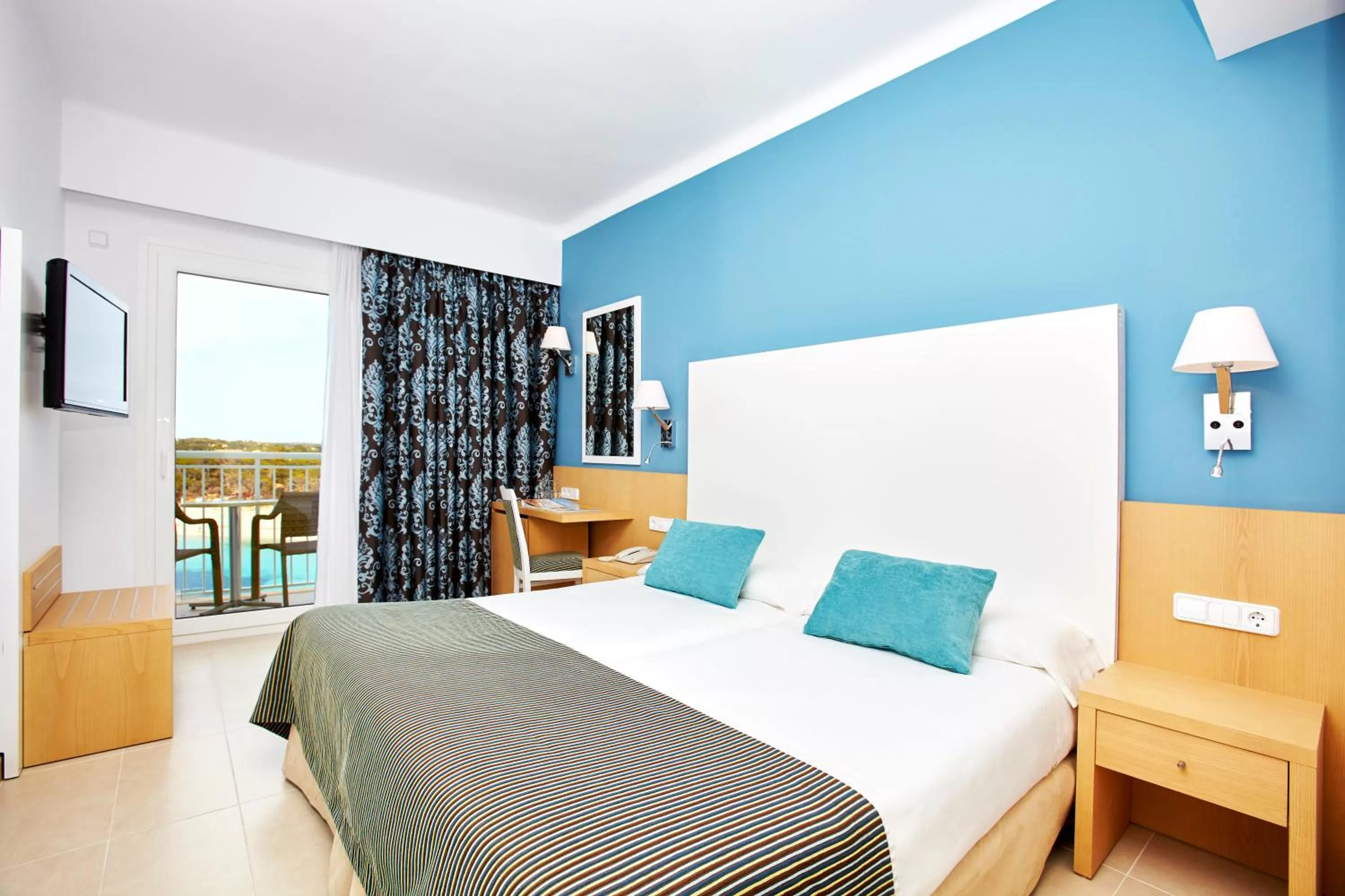 Photo of the whole room, Bed in Universal Hotel Marqués