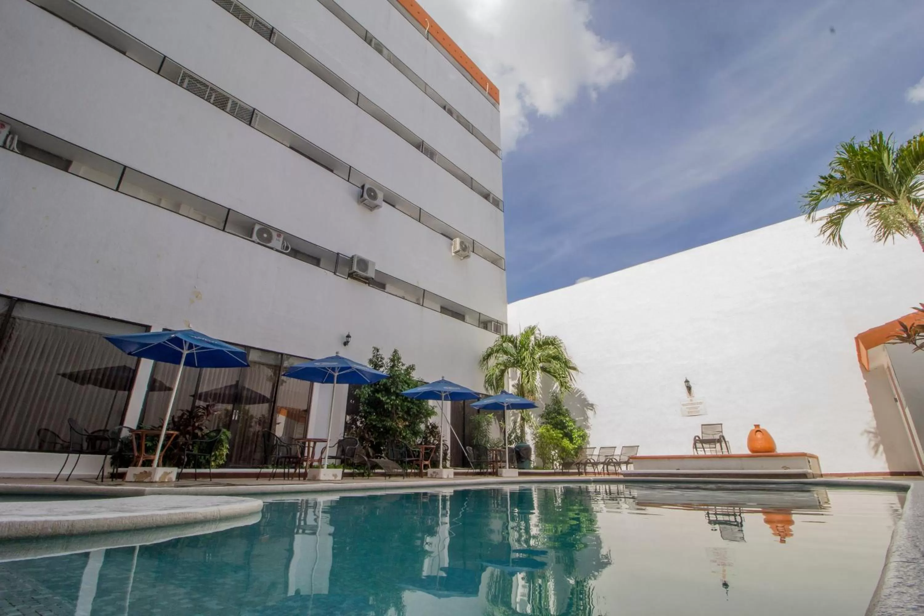 Swimming pool in Hotel Ambassador Mérida