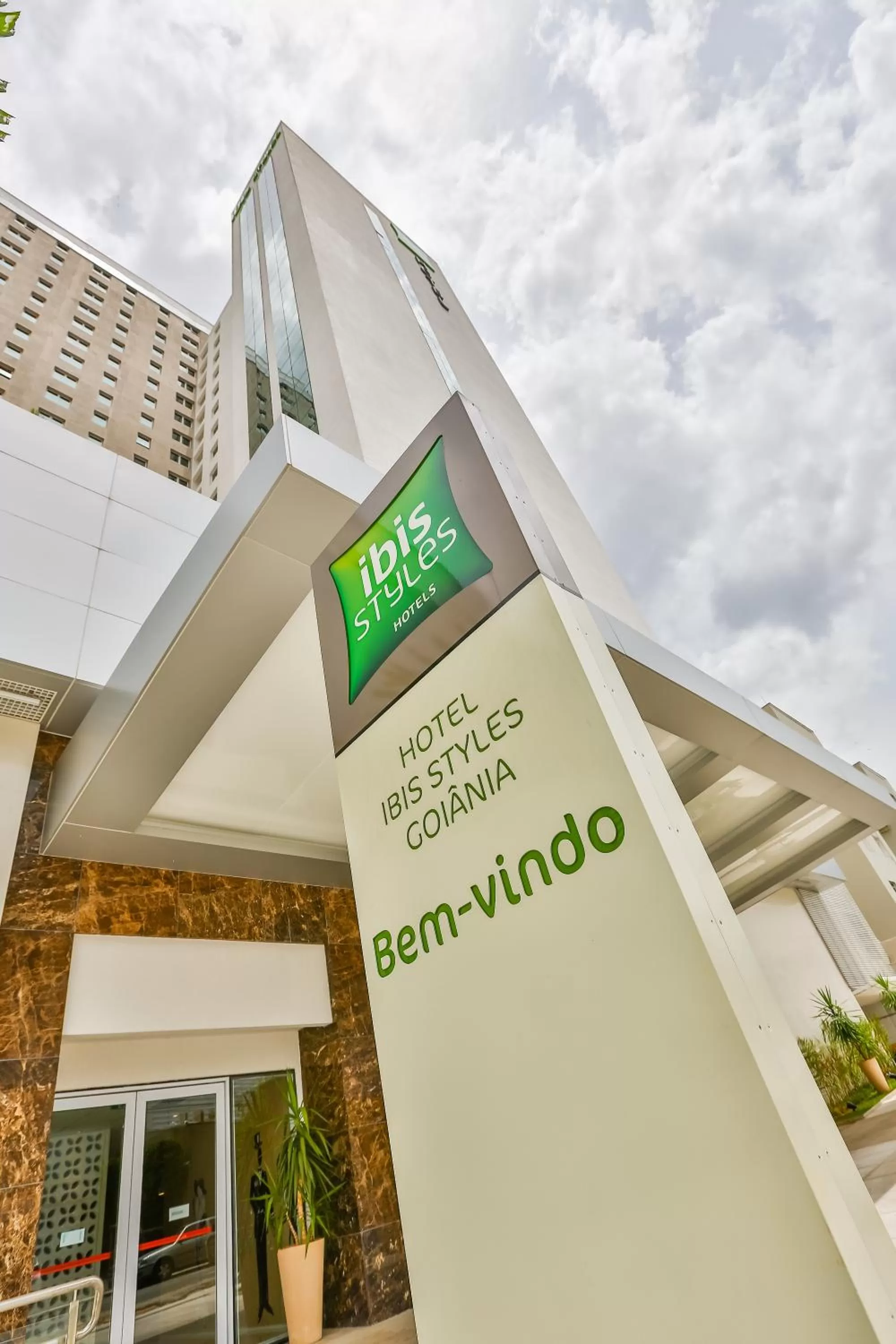 Property logo or sign in ibis Styles Goiania Marista