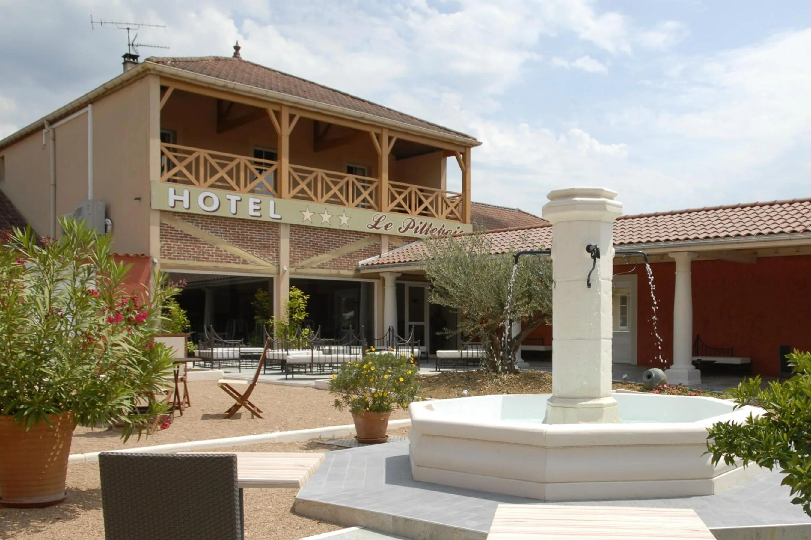 Property building in The Originals Boutique, Hôtel Le Pillebois, Bourg-en-Bresse Nord