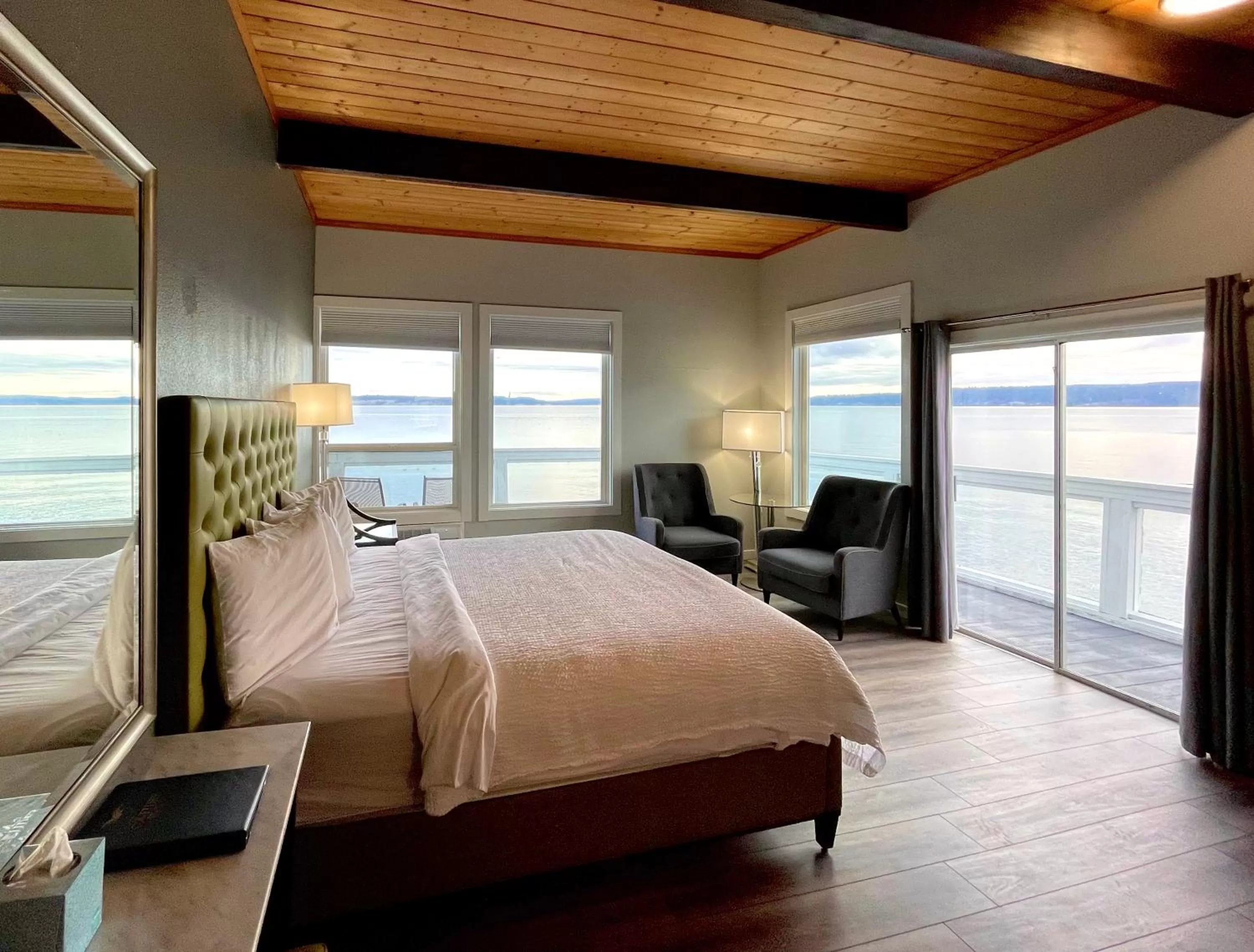 Deluxe King Room in Tides Inn & Suites