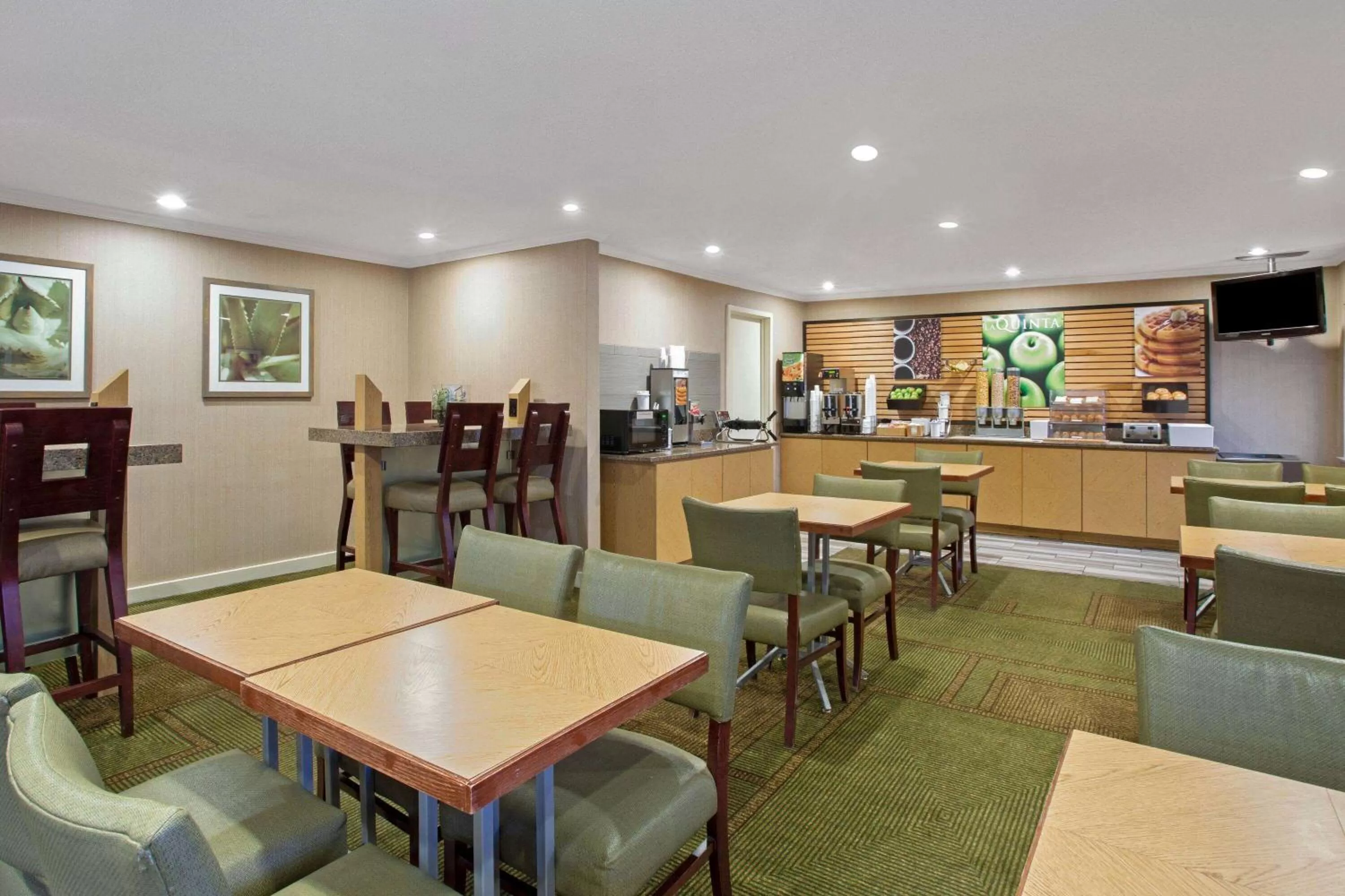 Restaurant/places to eat in La Quinta Inn by Wyndham Auburn Worcester