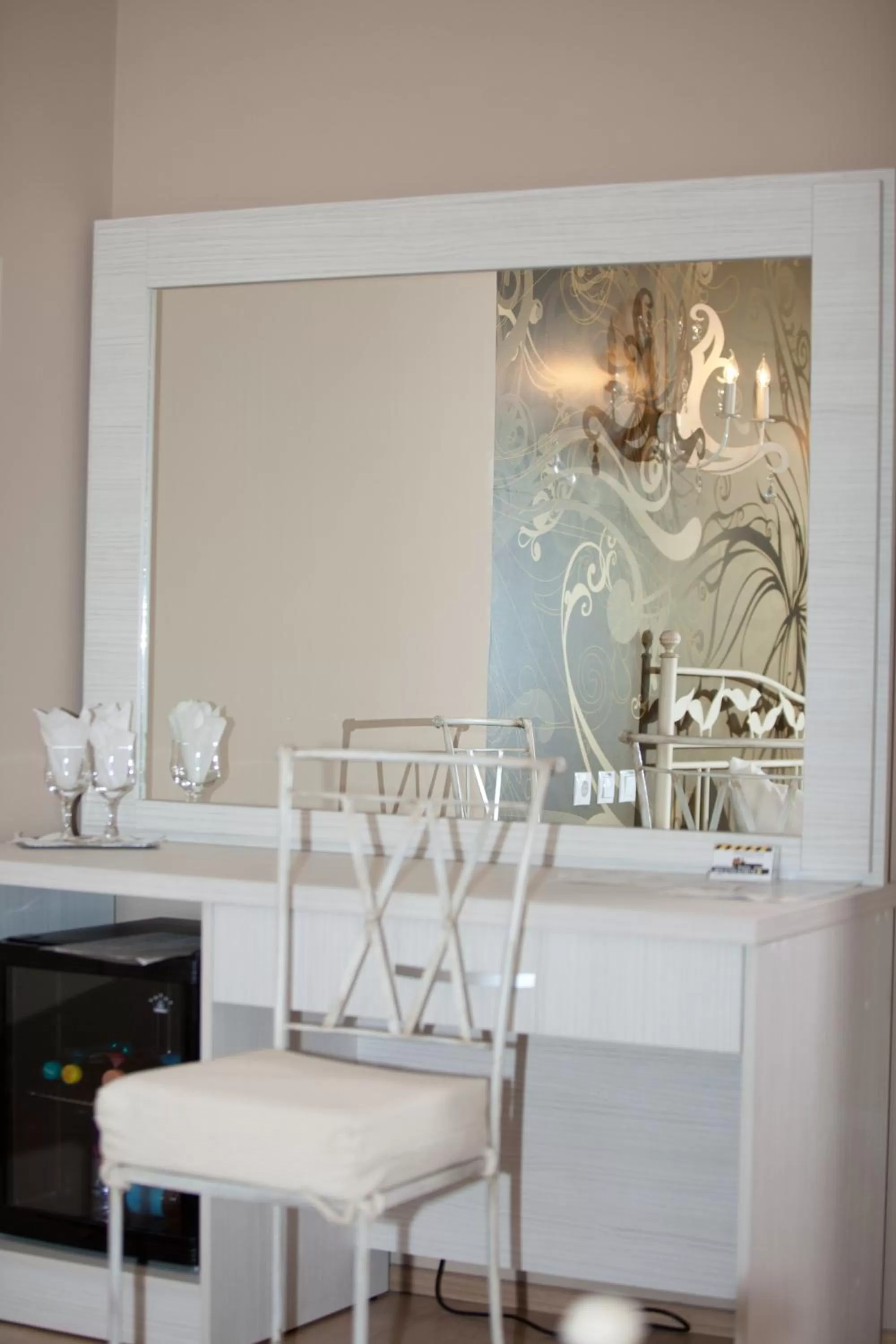 Bed, Restaurant/Places to Eat in Hotel Sheriff