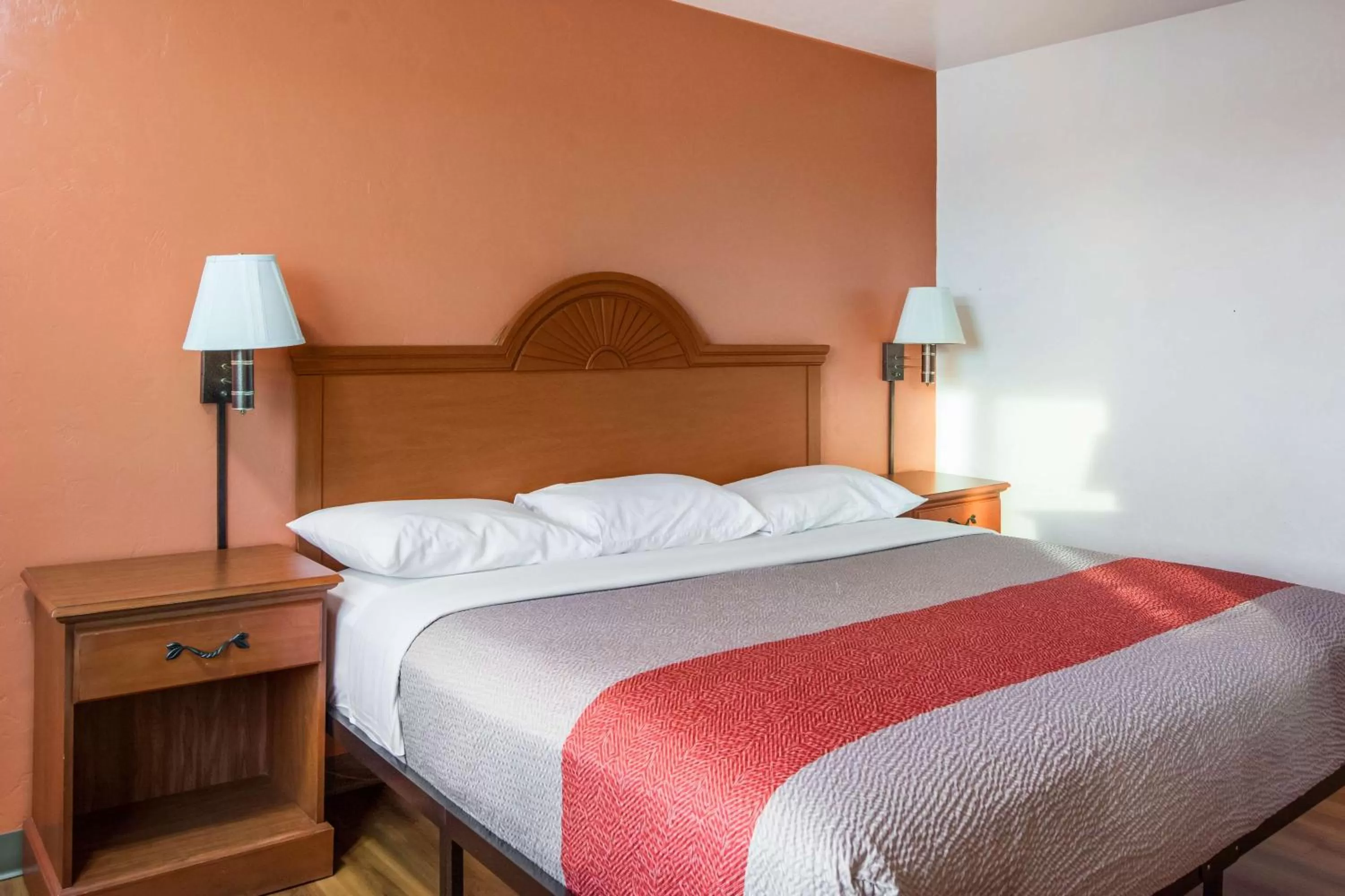 Photo of the whole room, Bed in Motel 6-Wilsonville, OR - Portland