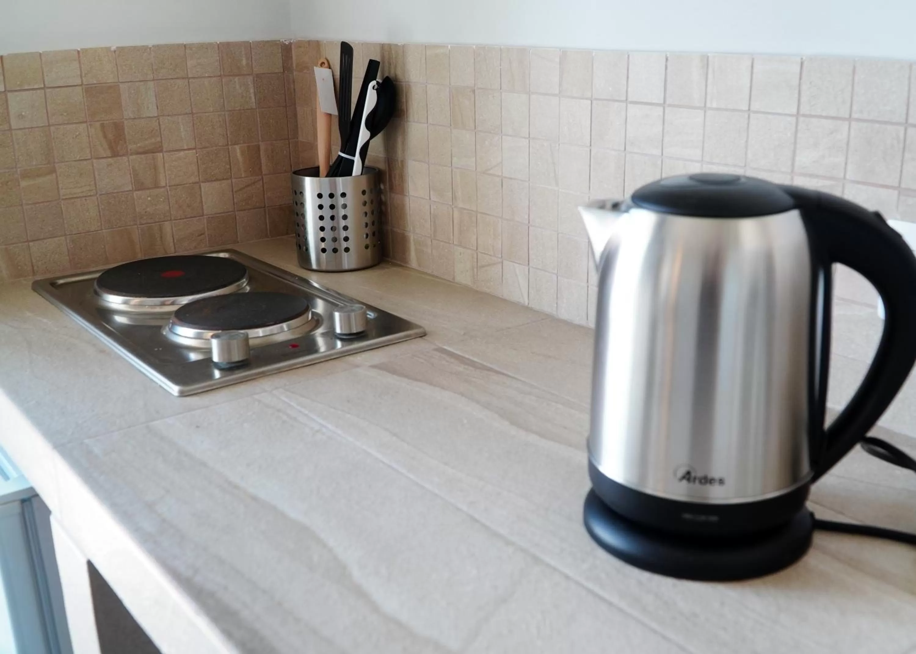 Coffee/tea facilities, Kitchen/Kitchenette in Zurria Rooms