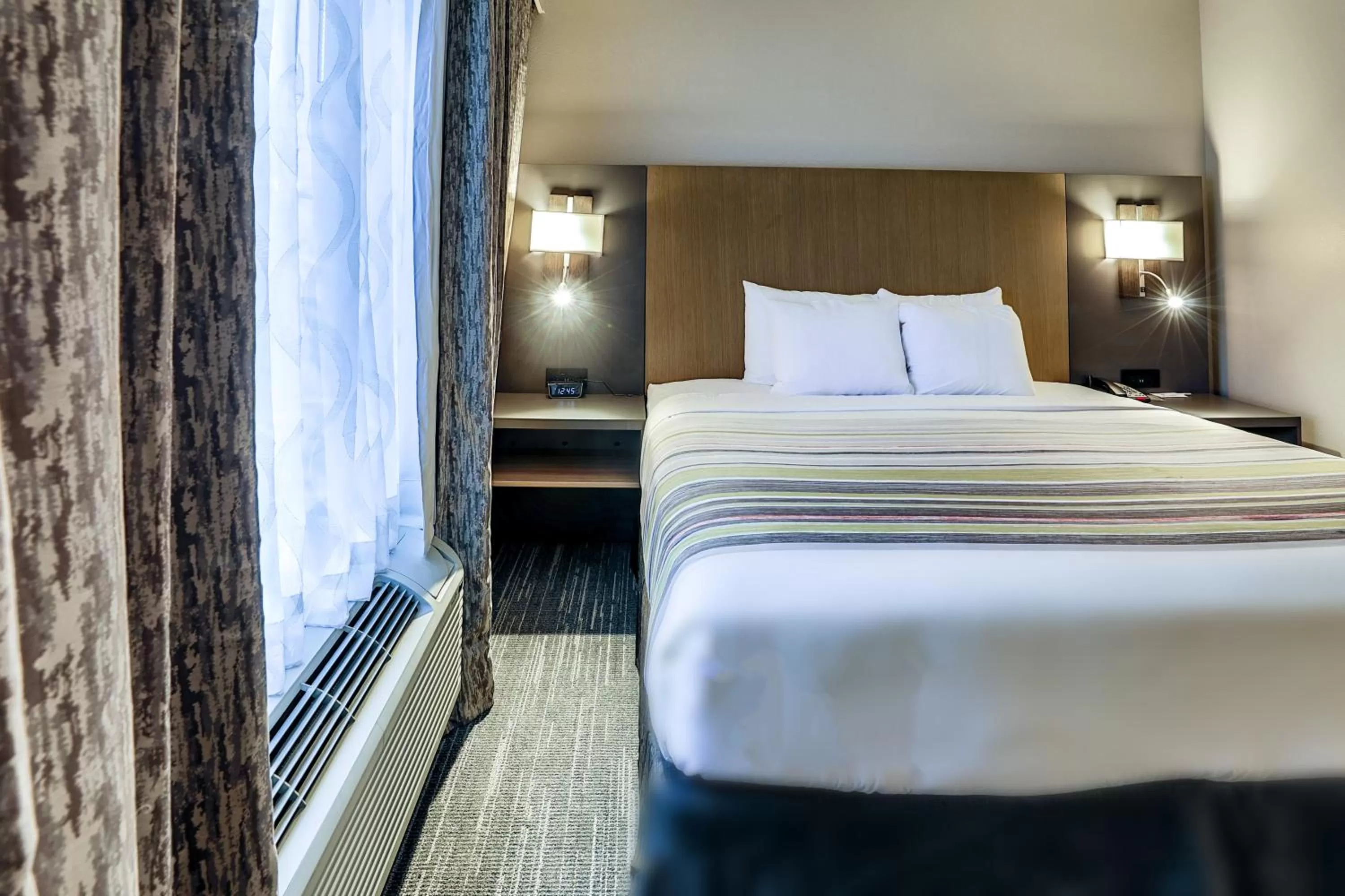 Bed in Country Inn & Suites by Radisson Nashville Airport TN