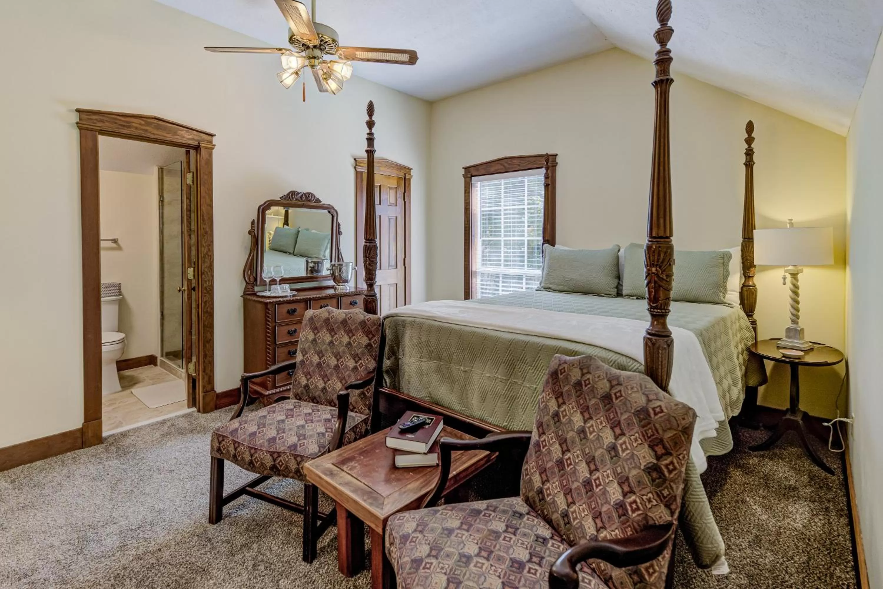 Seating area, Bed in Halpino