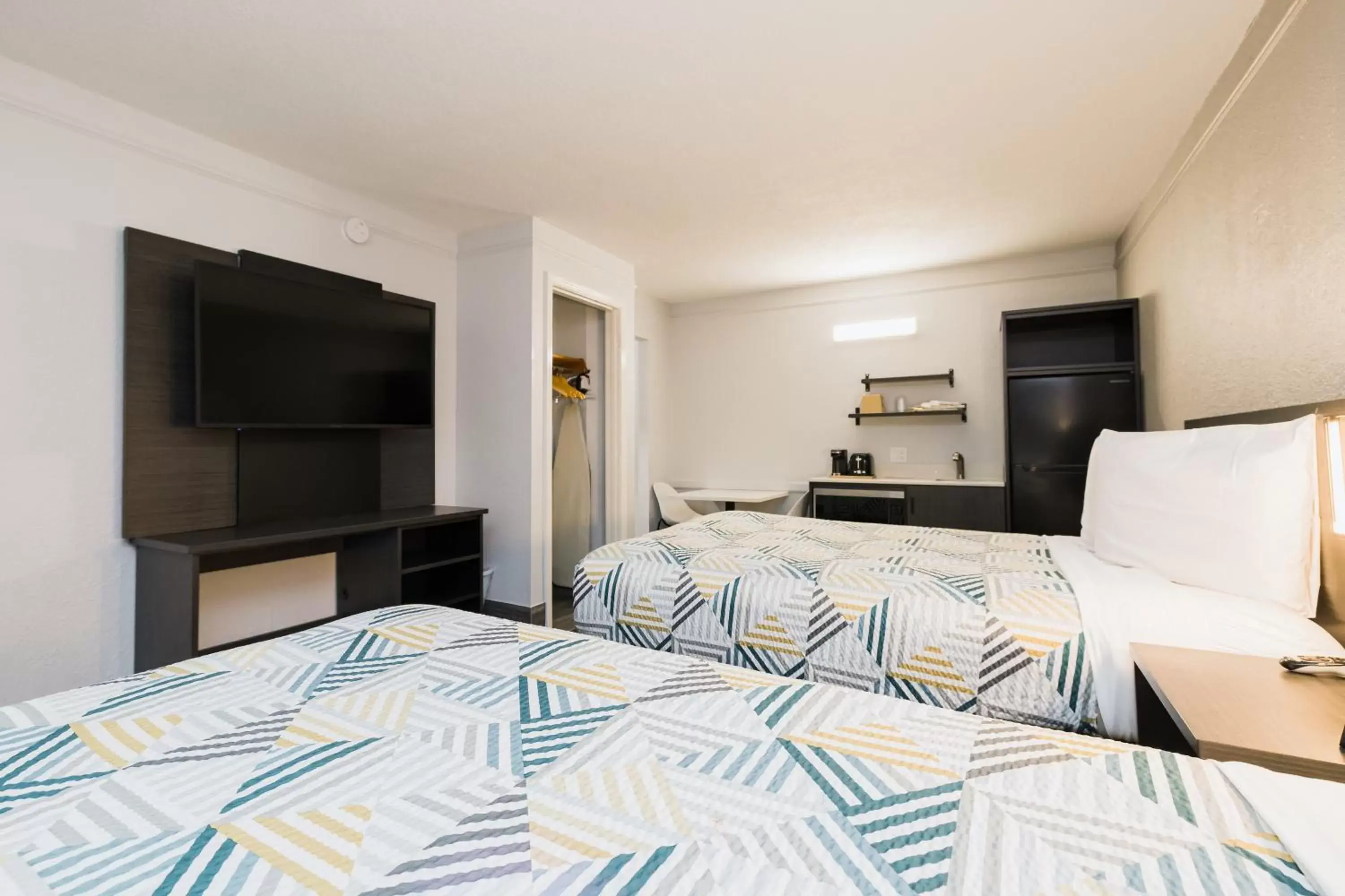 Quadruple Room - Disability Access in Studio 6 Baytown, Tx - Garth Road Quadruple Room - Disability Access in Studio 6 Baytown, Tx - Garth Road