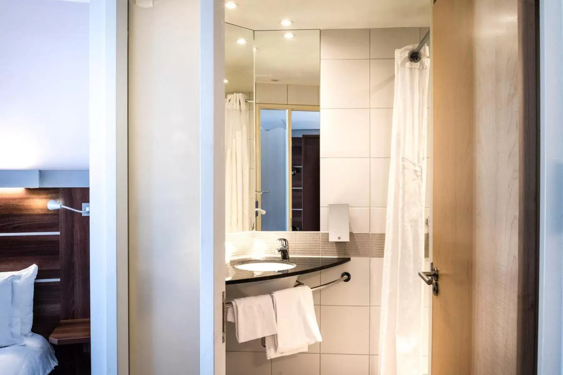 Standard Twin Room with Single Sofa Bed in Hôtel Marseille Centre Gare Saint-Charles Standard Twin Room with Single Sofa Bed in Hôtel Marseille Centre Gare Saint-Charles