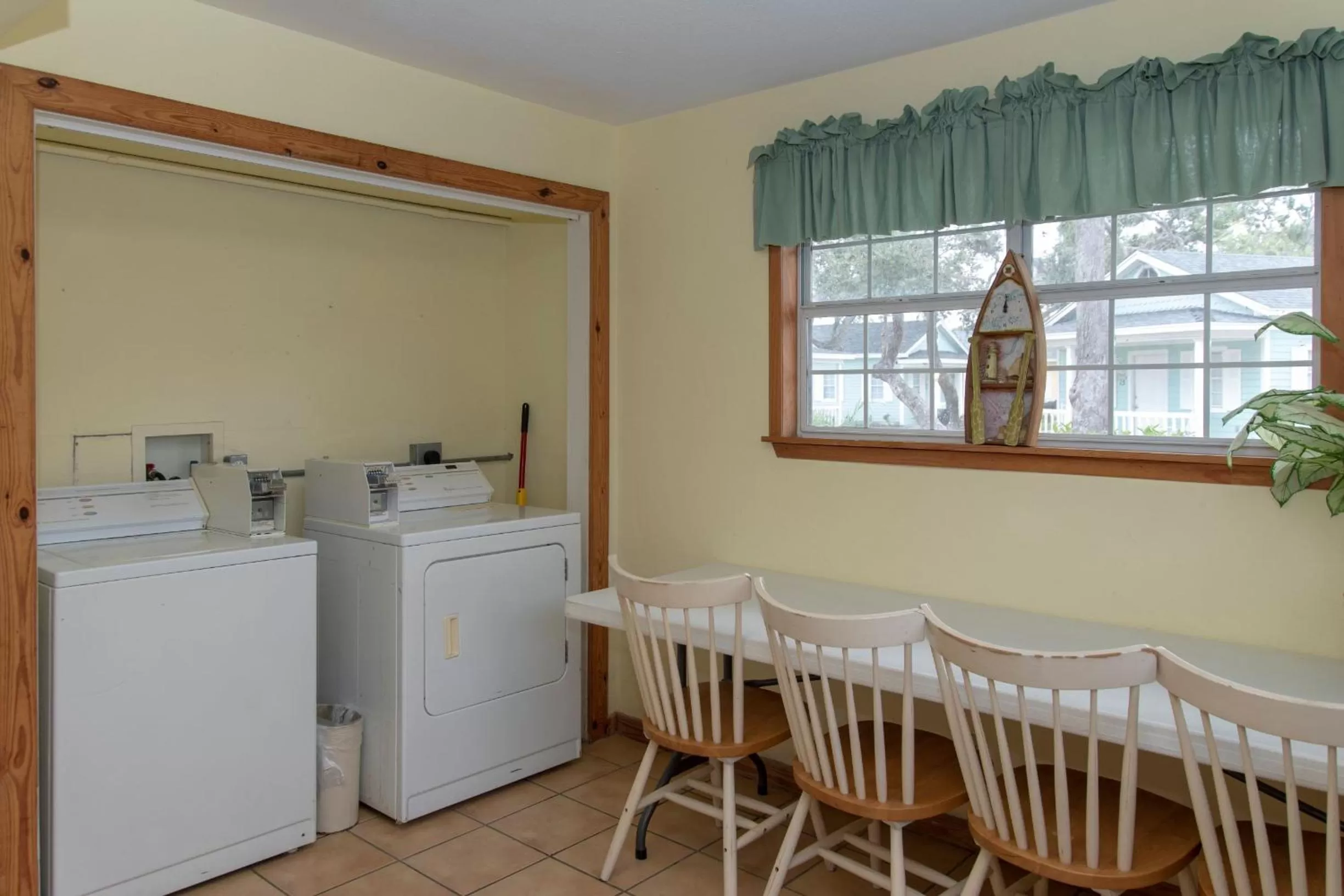Communal lounge/ TV room in D&R Pelican Bay Resort