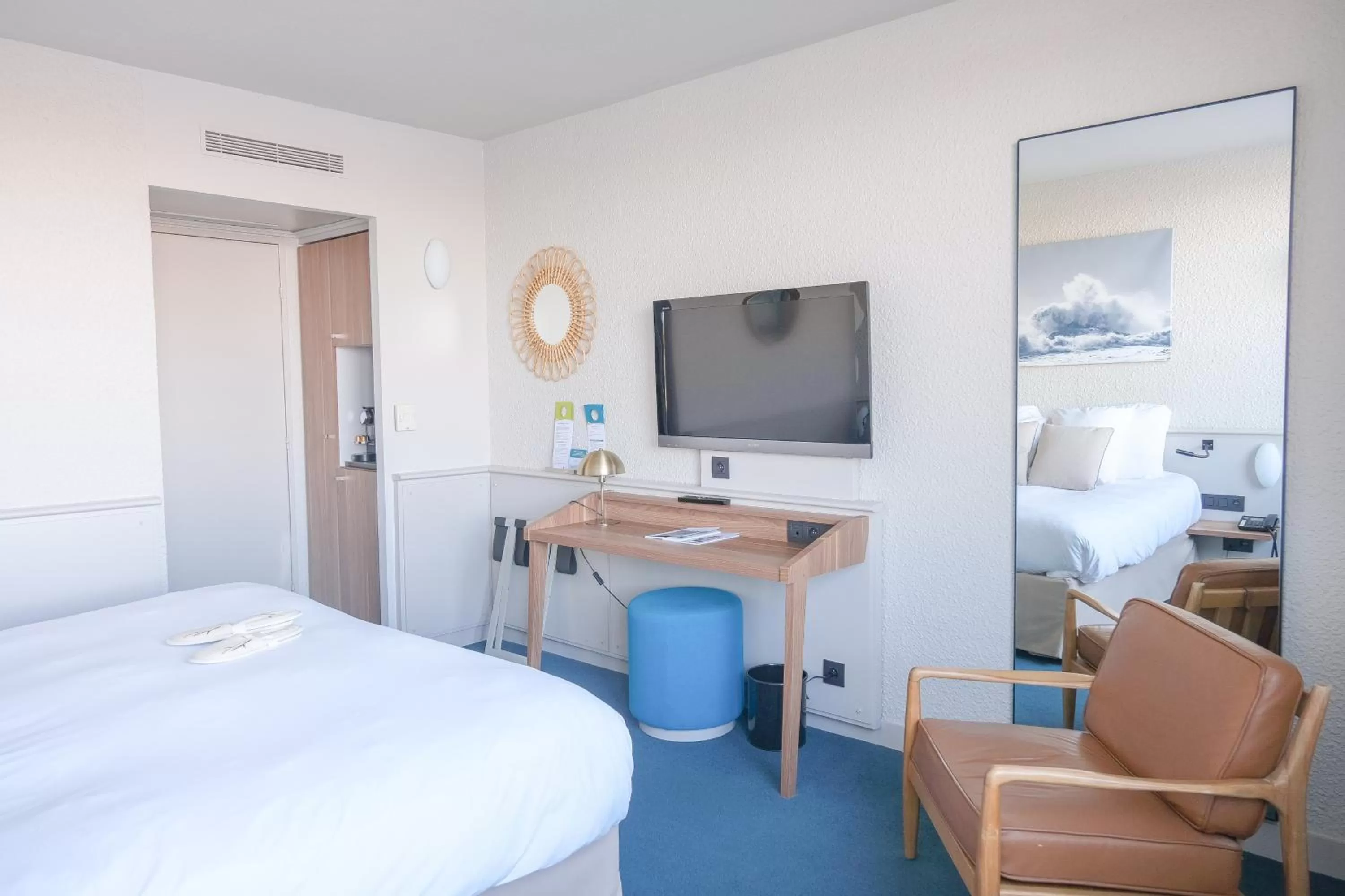 Bed, TV/Entertainment Center in Thalazur Carnac - Hôtel & Spa