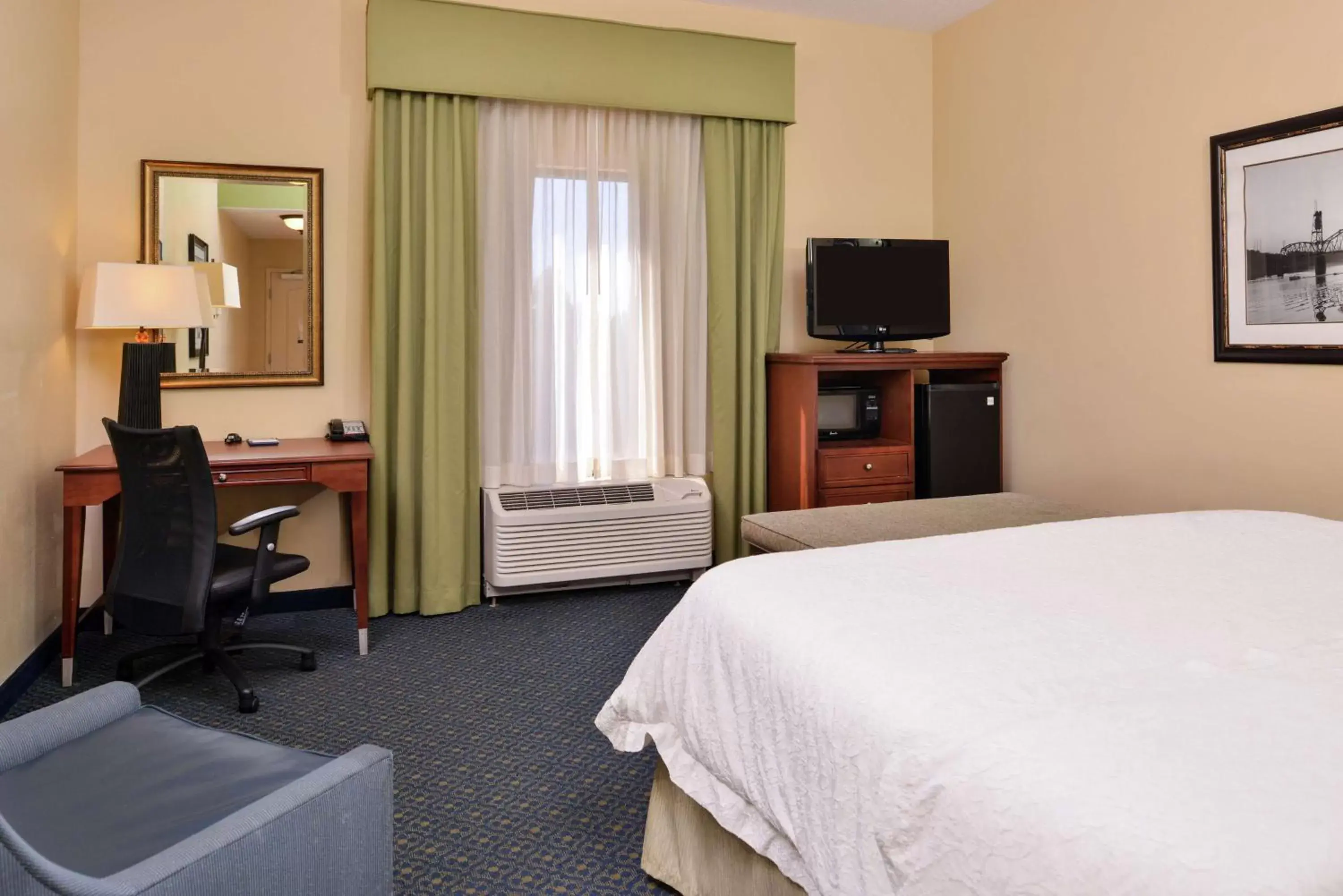 King Room with King Bed - Non-Smoking in Hampton Inn Jackson-College Avenue King Room with King Bed - Non-Smoking in Hampton Inn Jackson-College Avenue