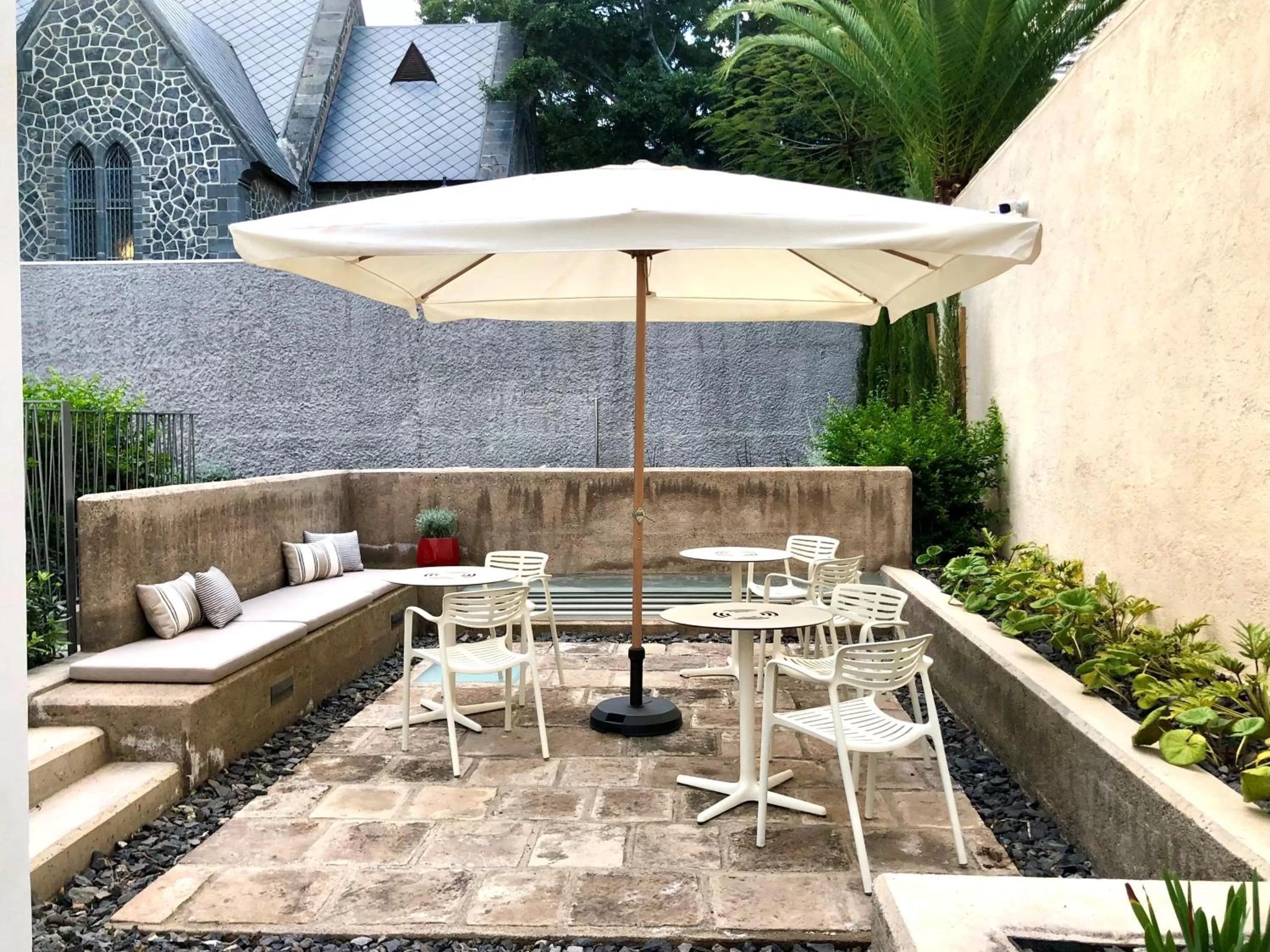 Patio in The Park Suites by IRES LAR