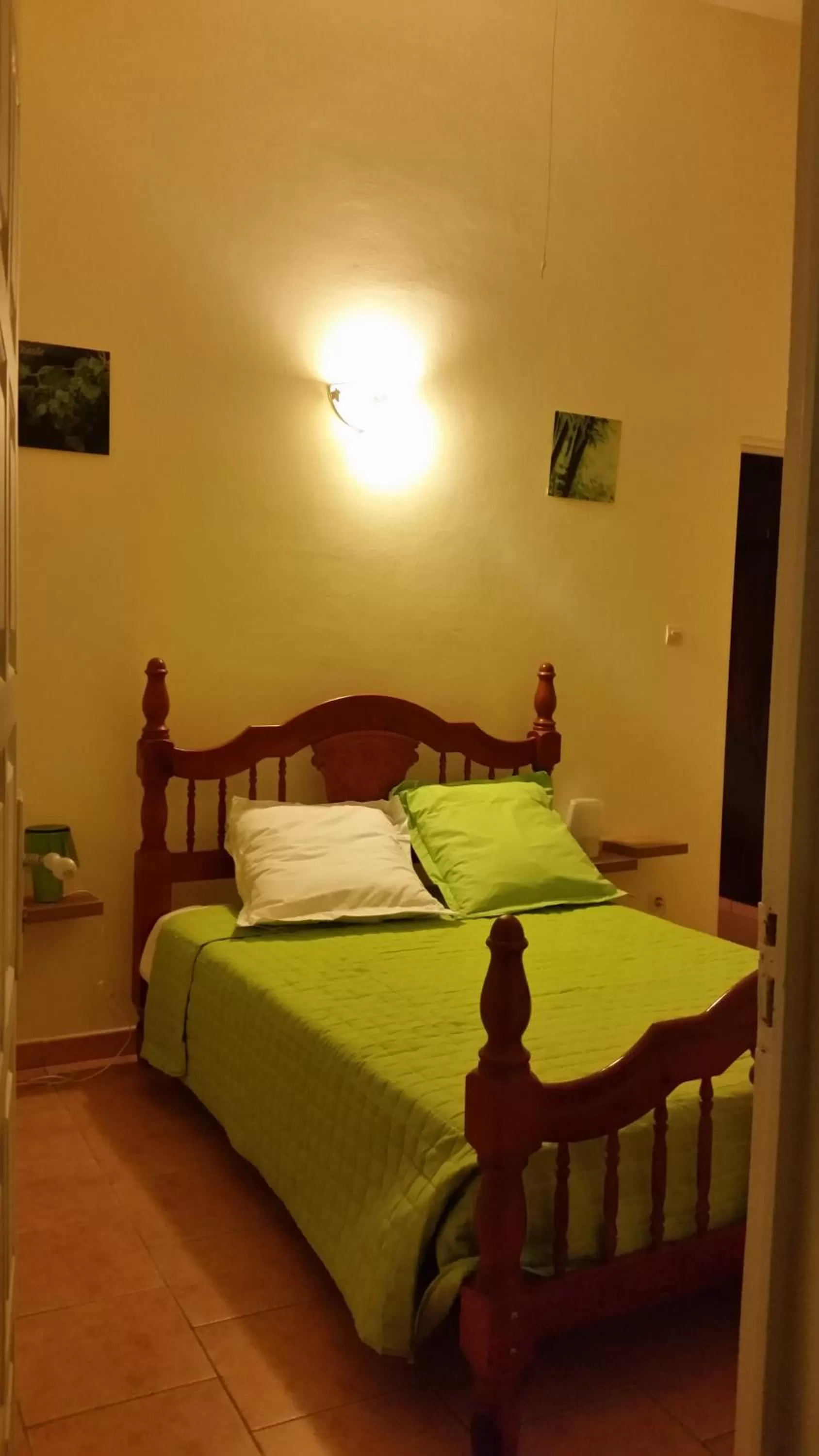 Photo of the whole room, Bed in L'Oliveraie