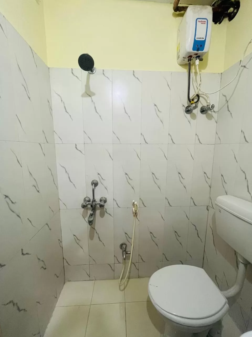 Shower in Hotel Airlines