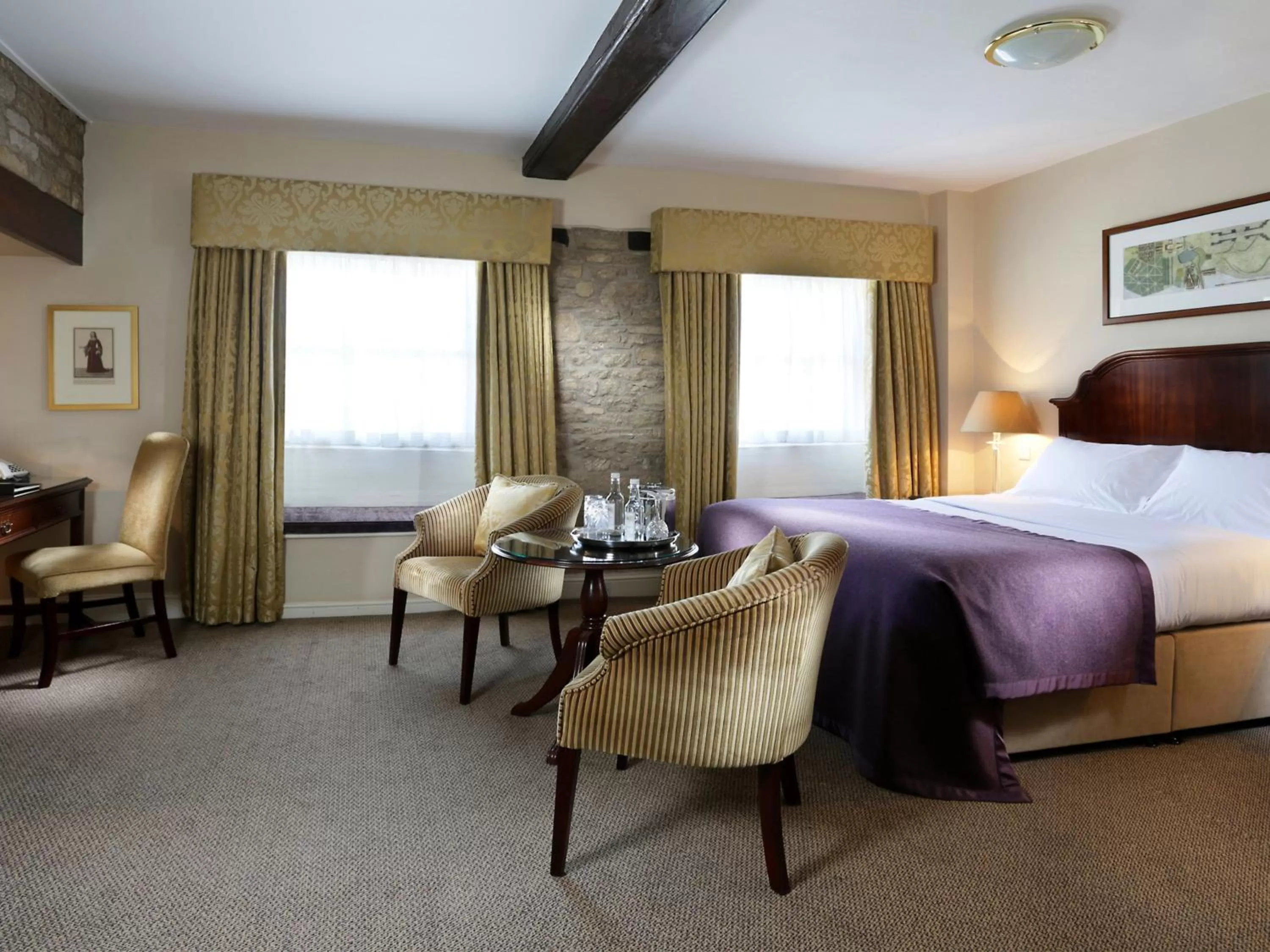 Bedroom, Bed in Macdonald Bear Hotel