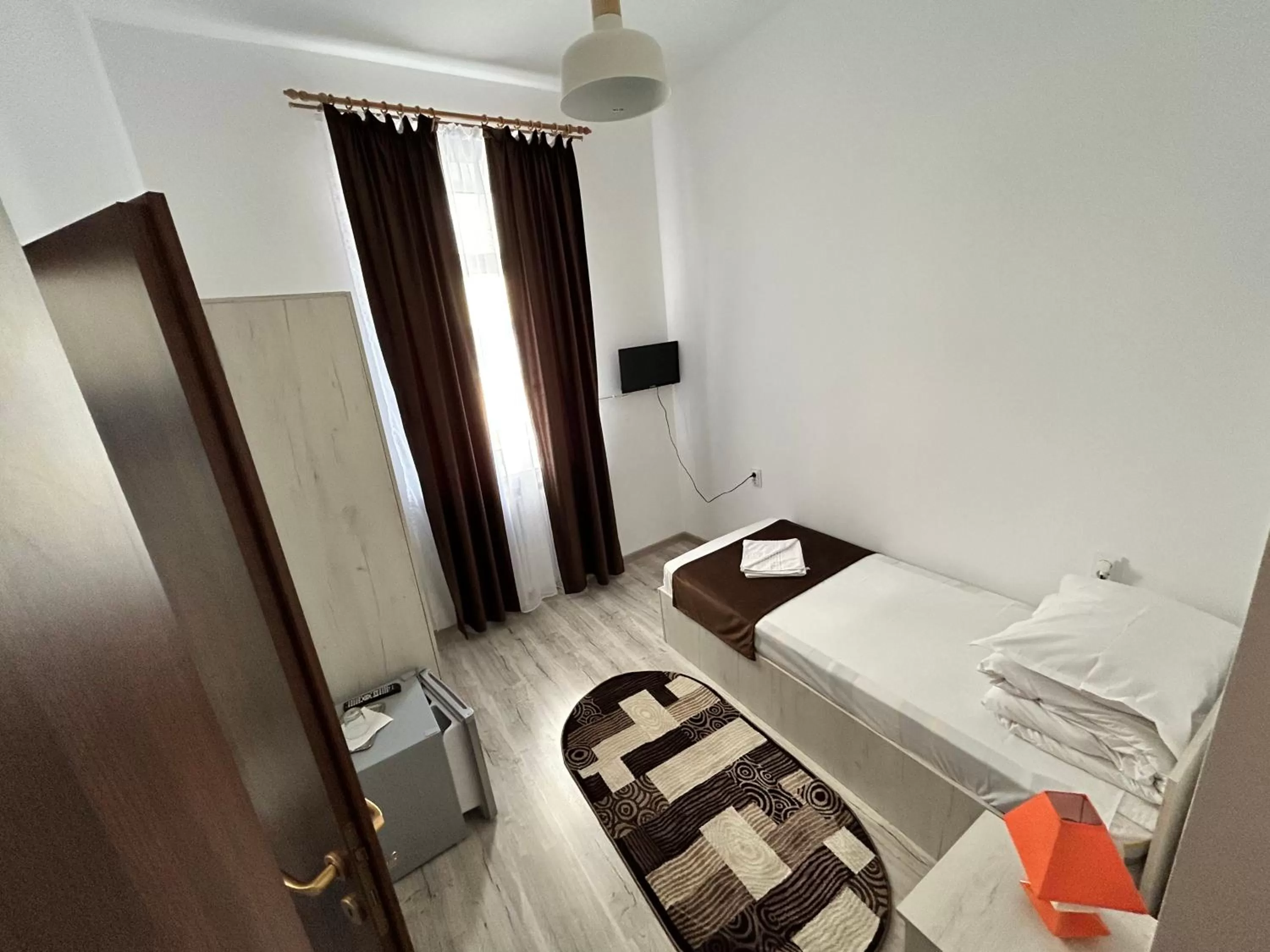 Photo of the whole room, Bed in Hotel Continental City Center