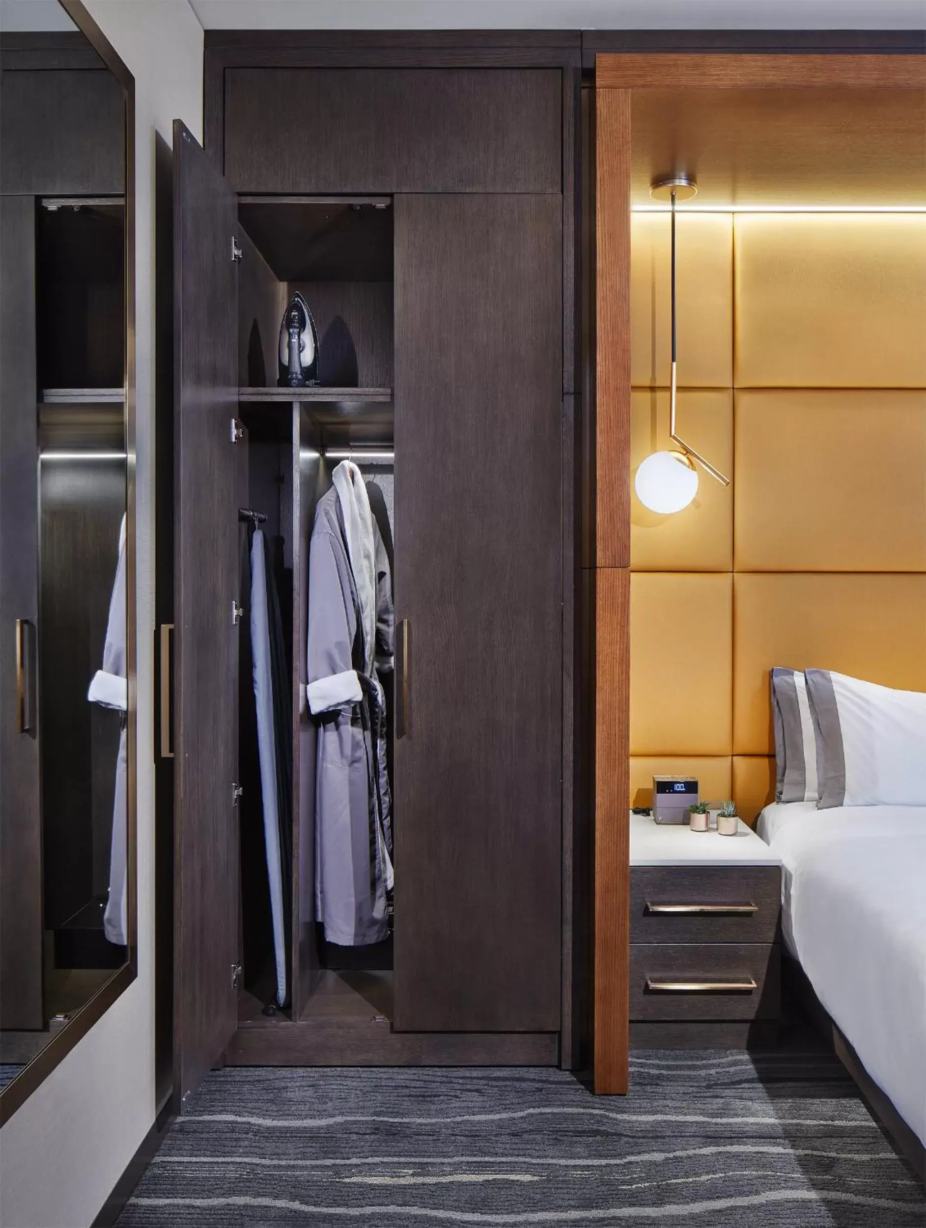 Premium King Room with Runway View in InterContinental Minneapolis - St. Paul Airport by IHG Premium King Room with Runway View in InterContinental Minneapolis - St. Paul Airport by IHG