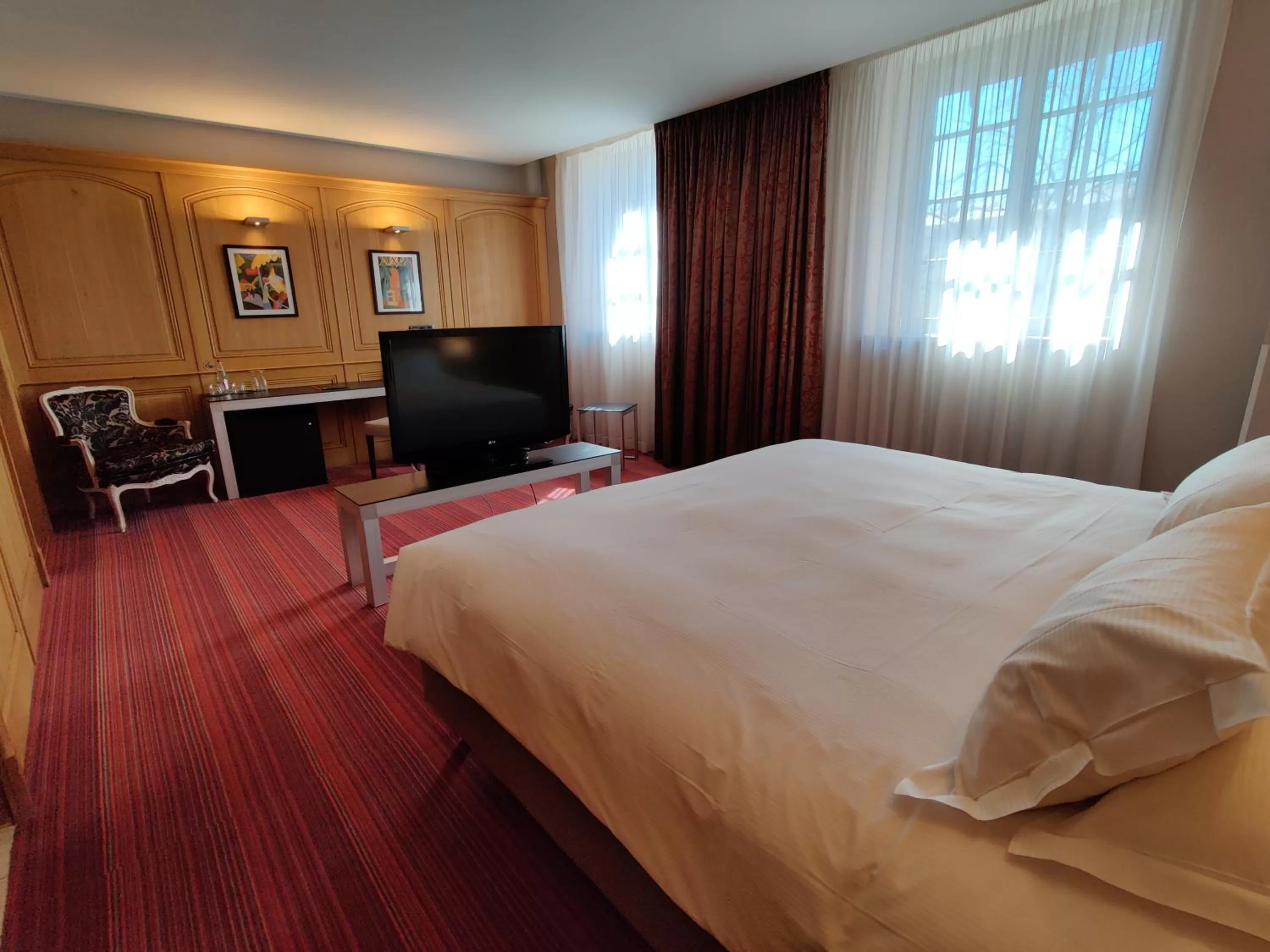 Bed in Hôtel de Bourgtheroulde, Autograph Collection