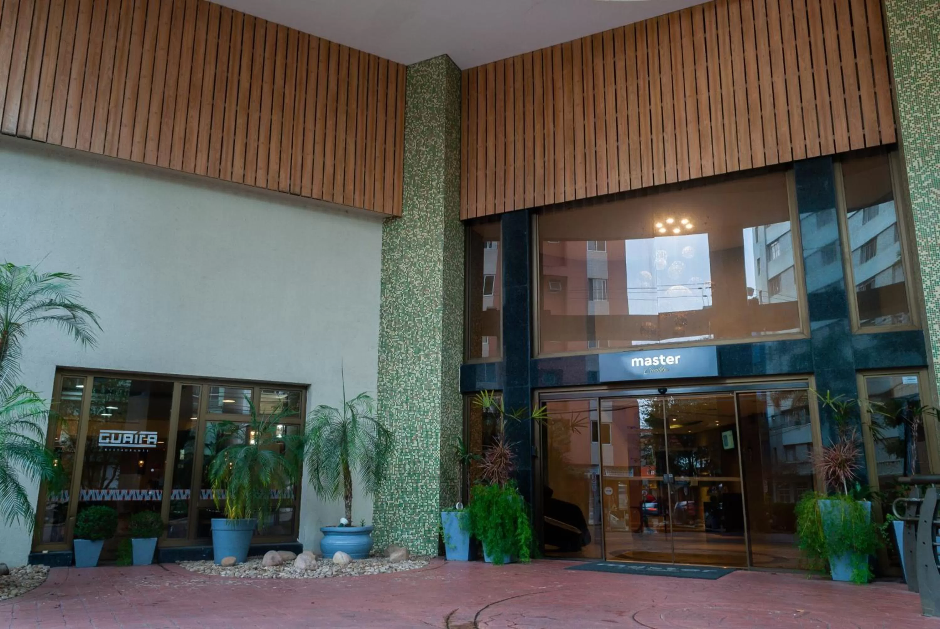 Facade/entrance in Master Curitiba Hotel - 1,6 km do Estádio Couto Pereira - Show