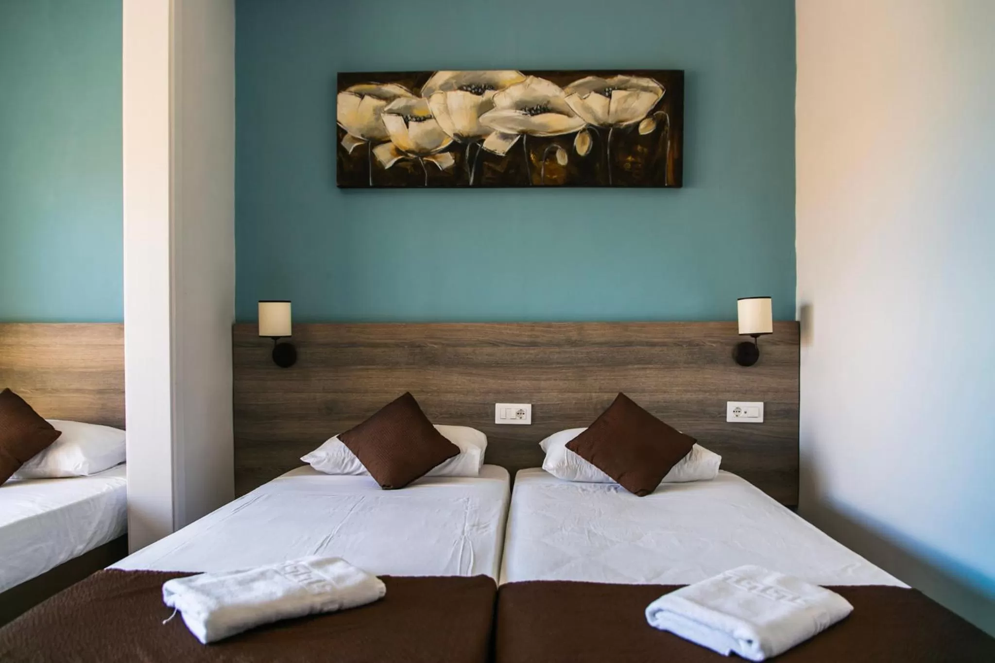 Bedroom, Bed in Beach Garden Hotel