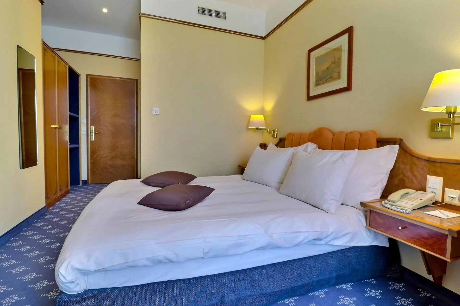 Photo of the whole room, Bed in Hotel Mirabeau, BW Signature Collection, Lausanne