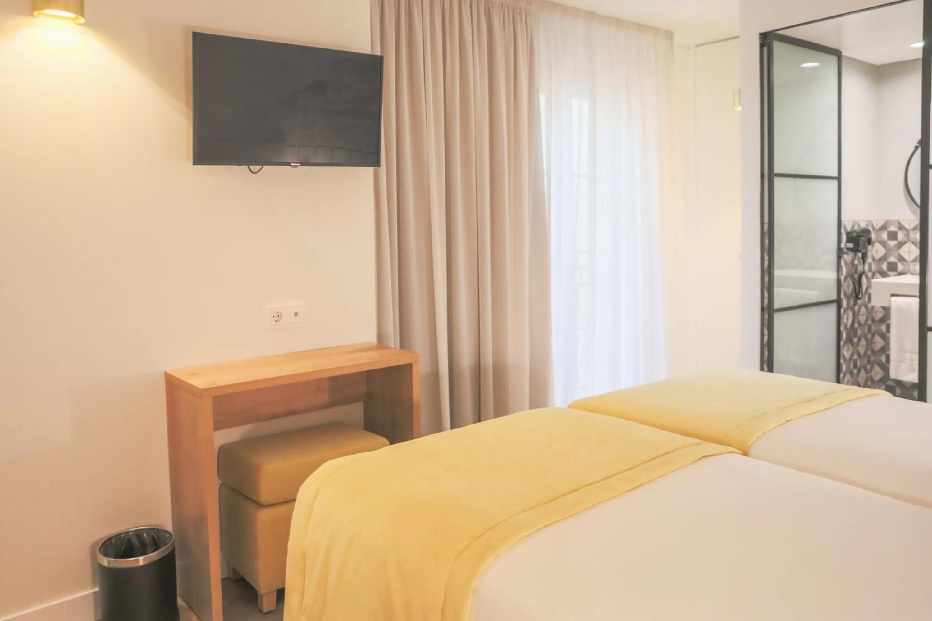 Bed in Mouraria Lisboa Hotel