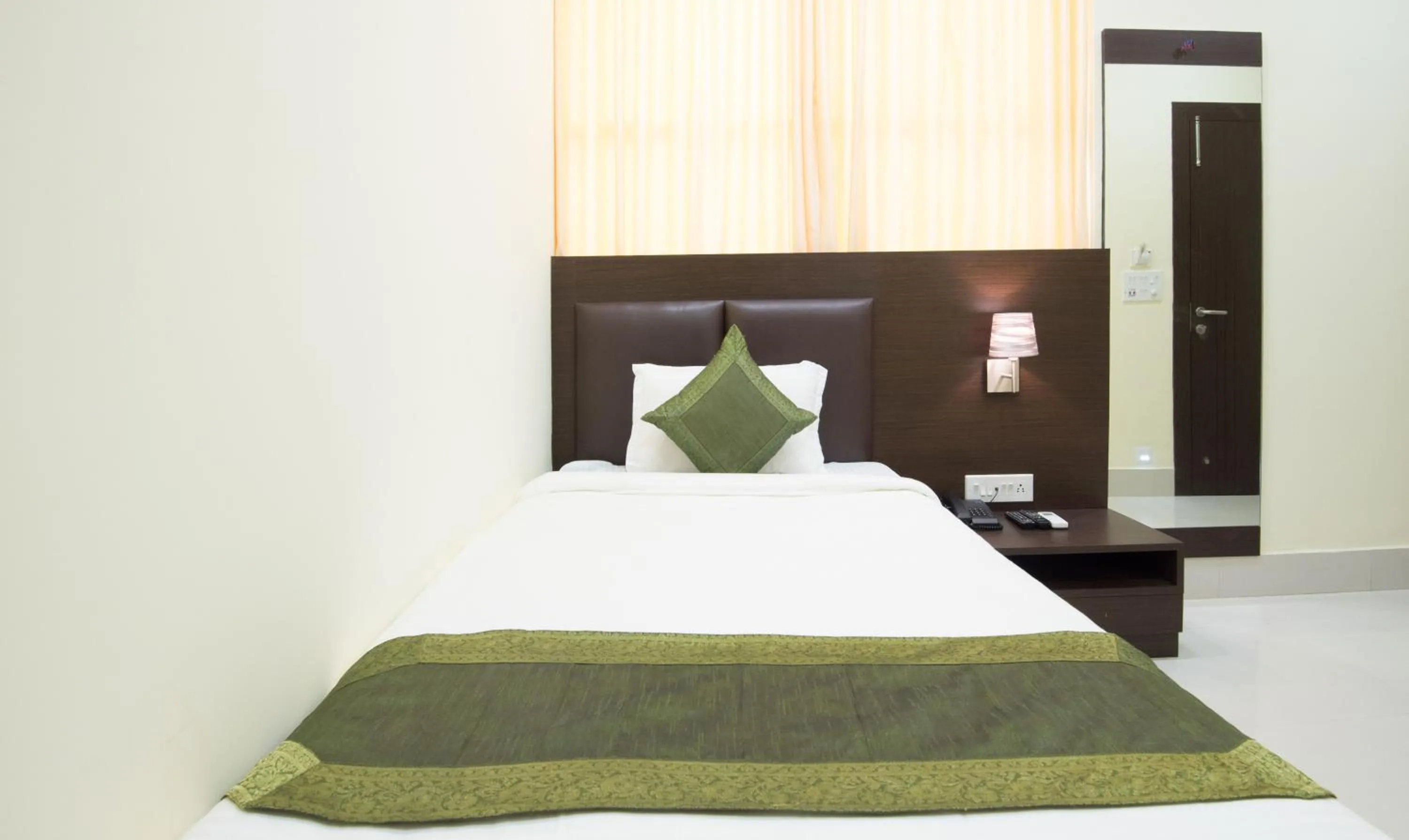 Bed in Treebo King'S Court Chandrasekharpur