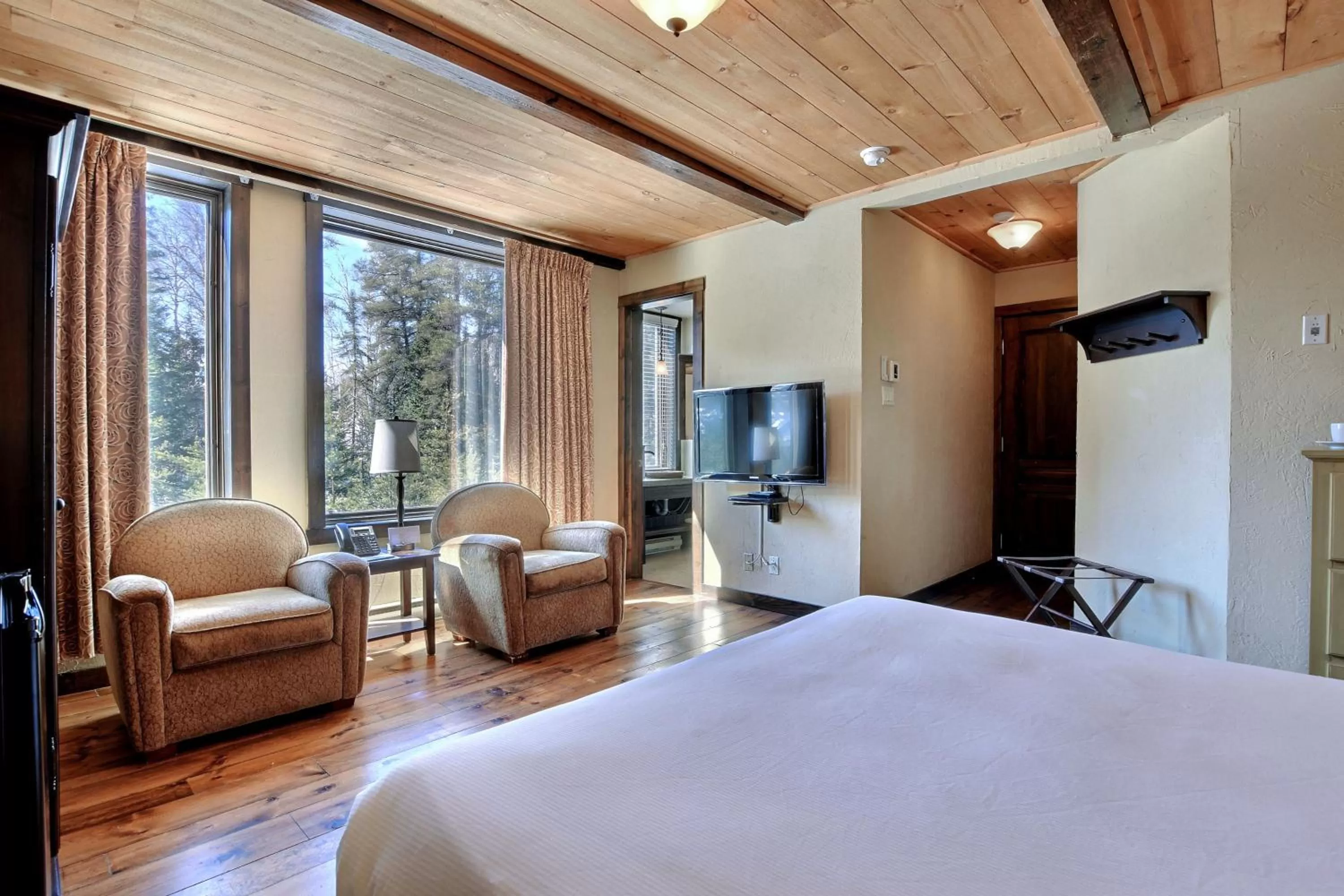 Bed in Les Condos Du Lac Taureau- Rooms & Condos