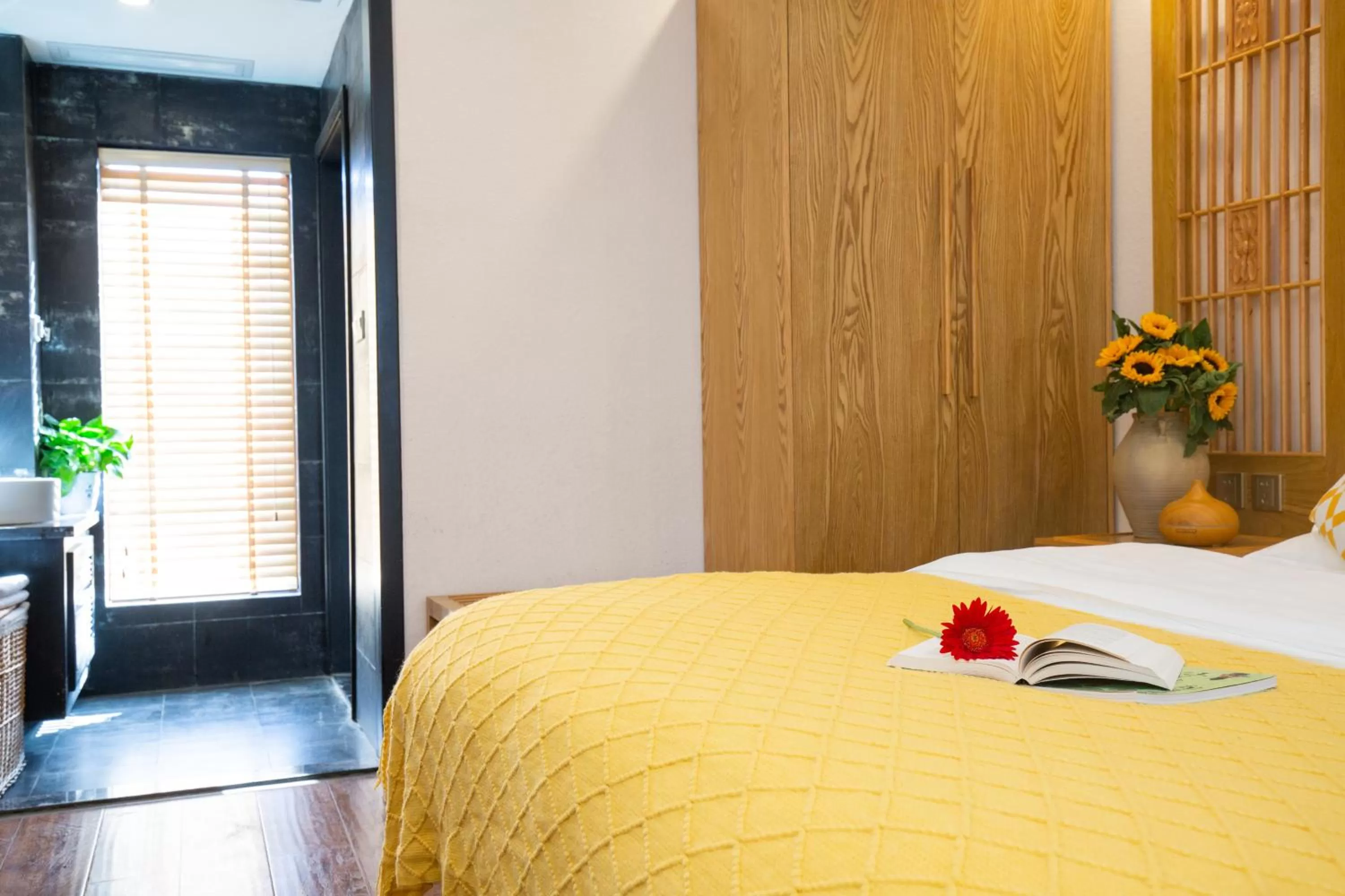 Bedroom, Bed in Lijiang Gemmer Hotel