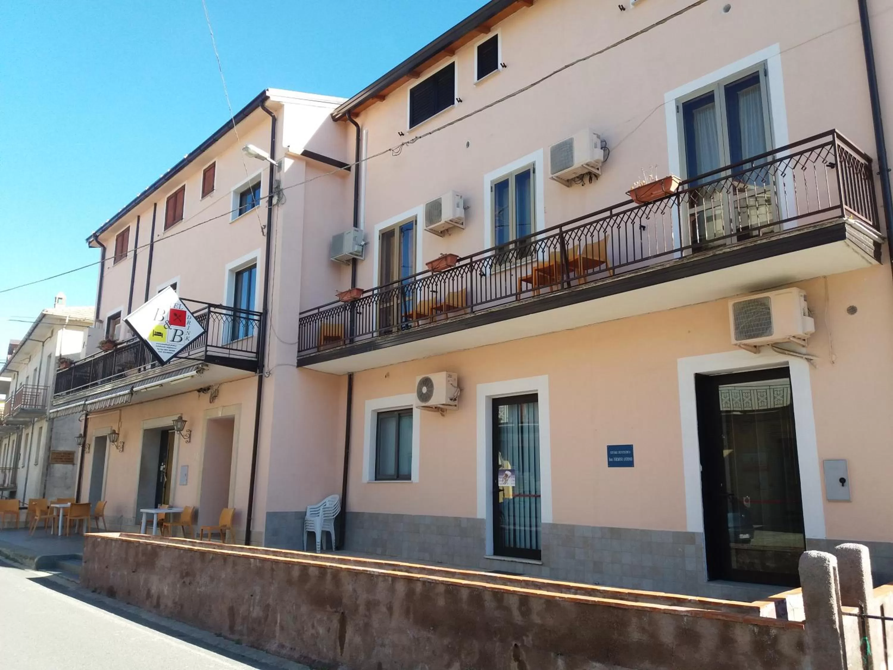 Facade/entrance in Hotel Food & Drink