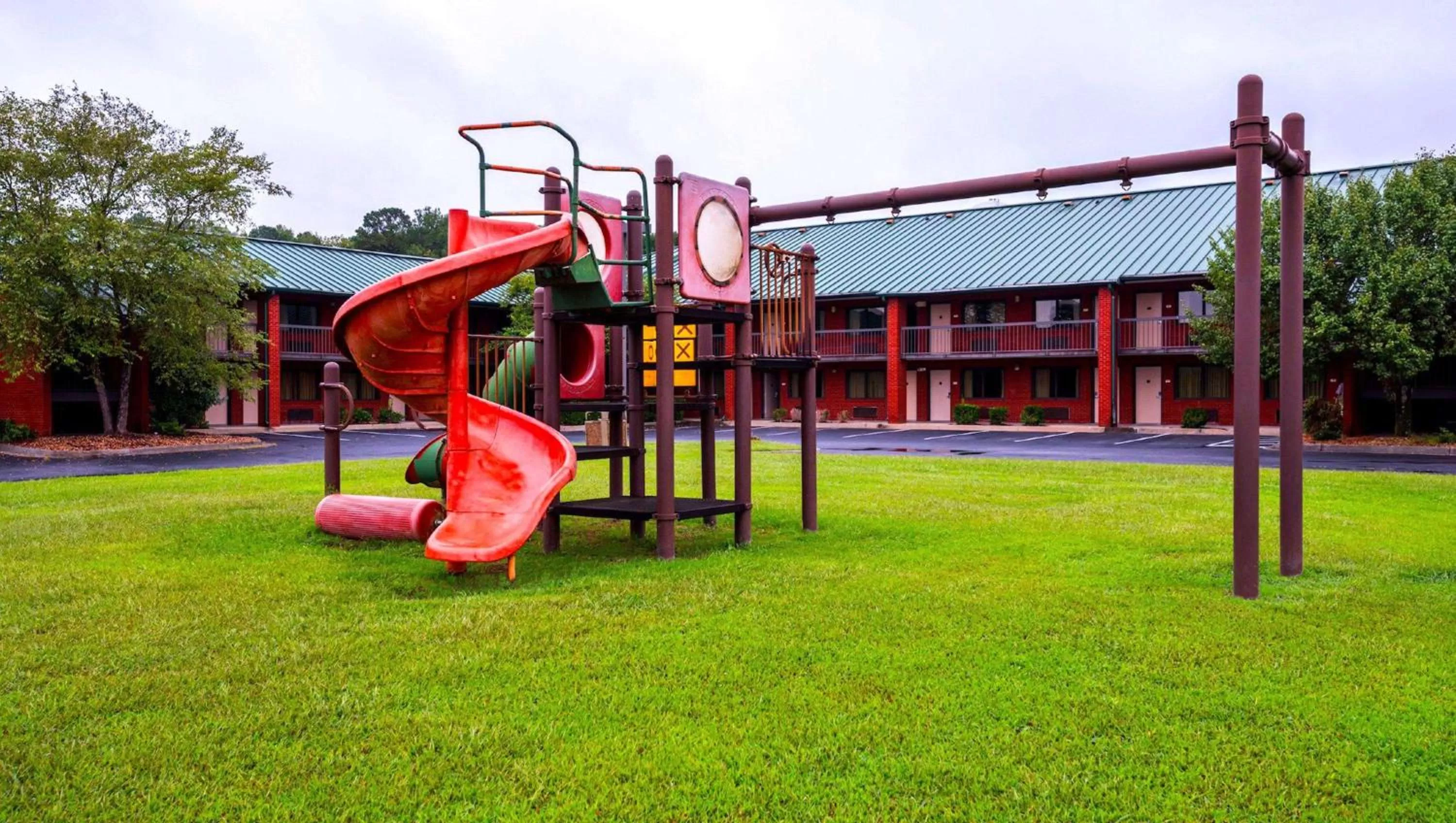 Property building in Studios and Suites 4 Less Emporia