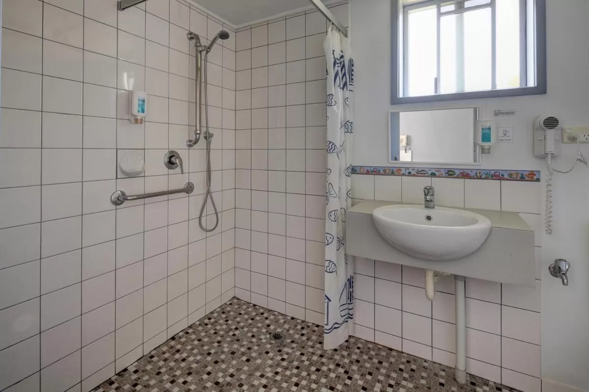 Bathroom in Central Motel Port Fairy