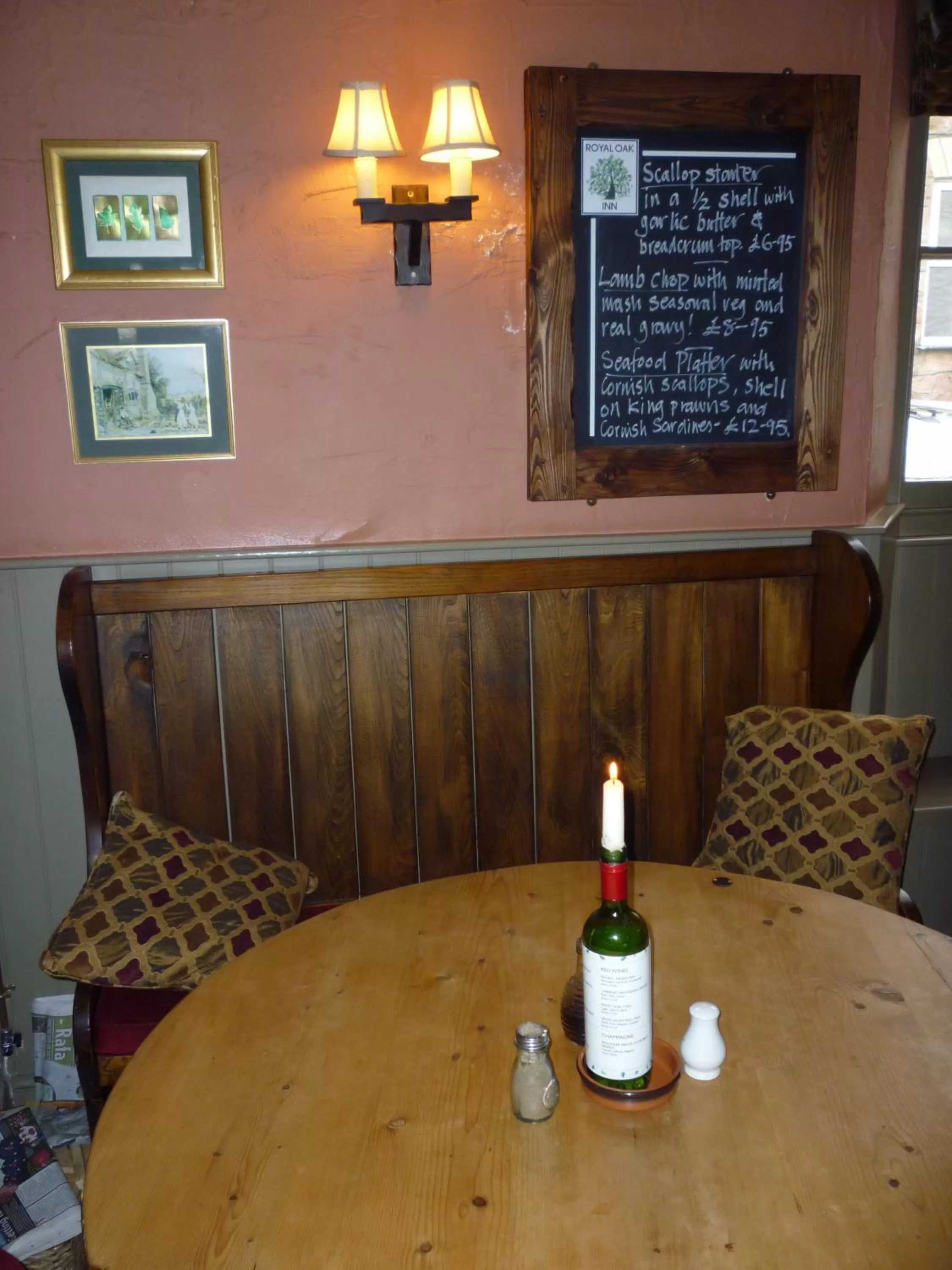 Lounge or bar in Royal Oak Inn