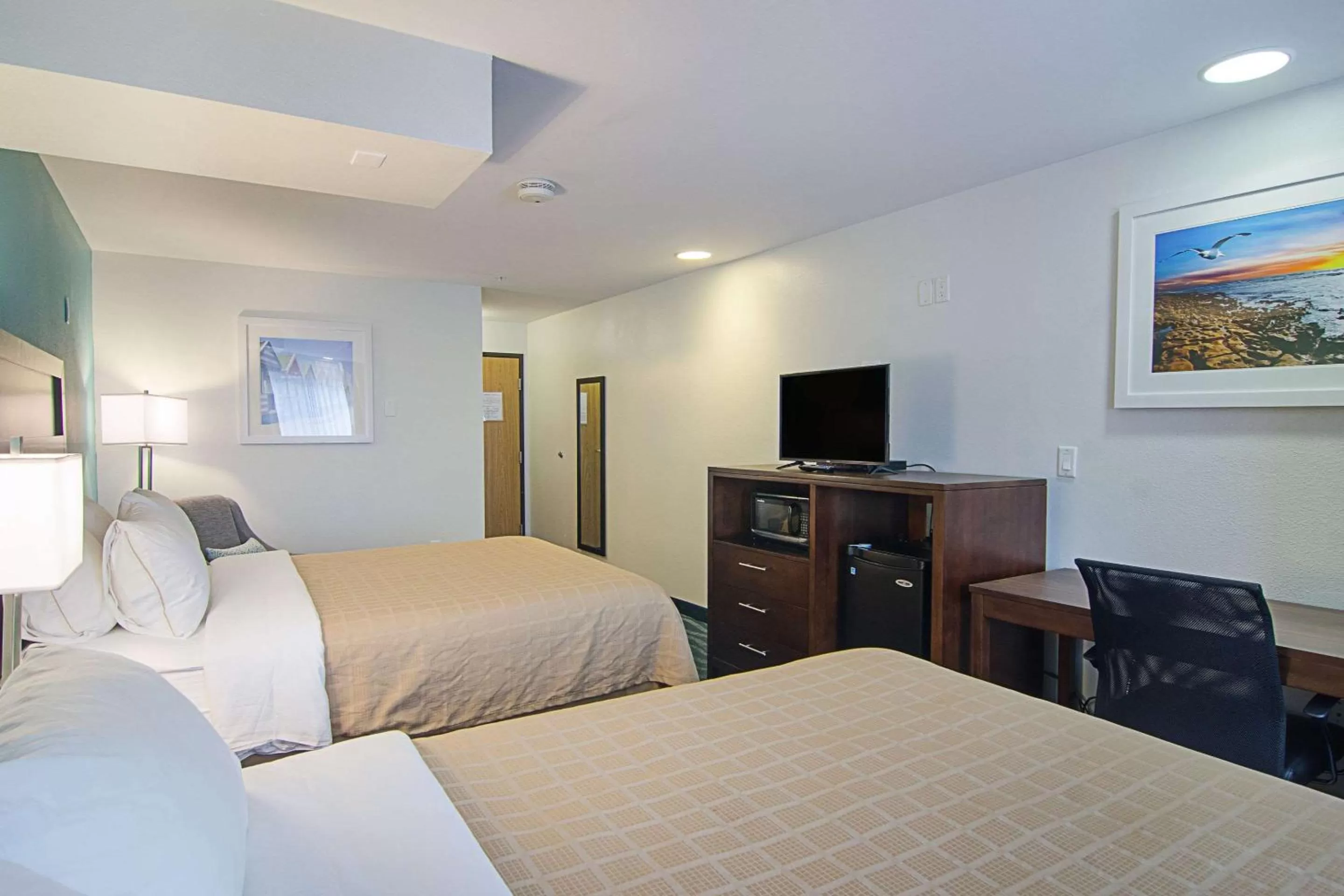 Photo of the whole room, Bed in Quality Inn Seaside Oregon Coast