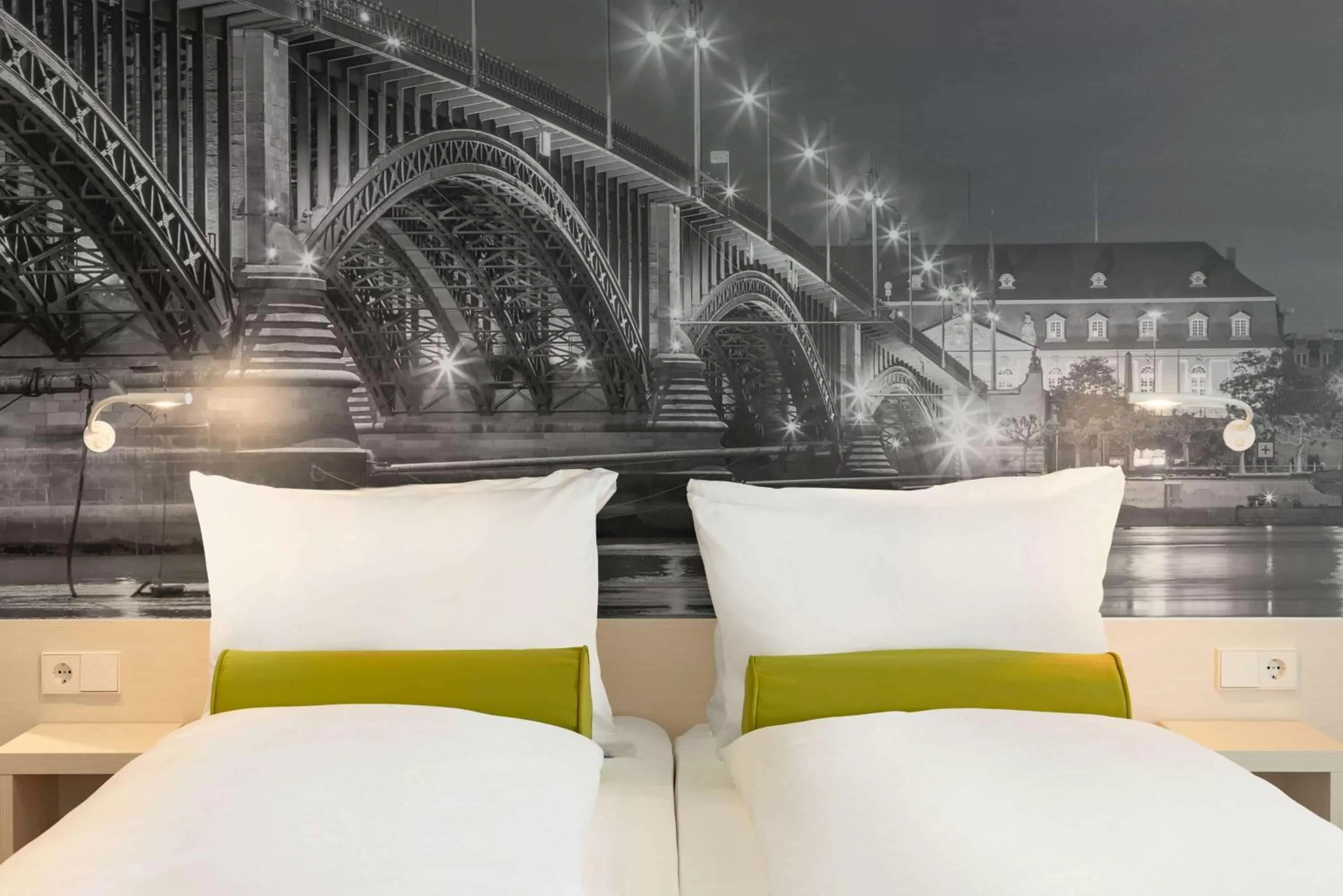 Photo of the whole room, Bed in Super 8 by Wyndham Mainz Zollhafen