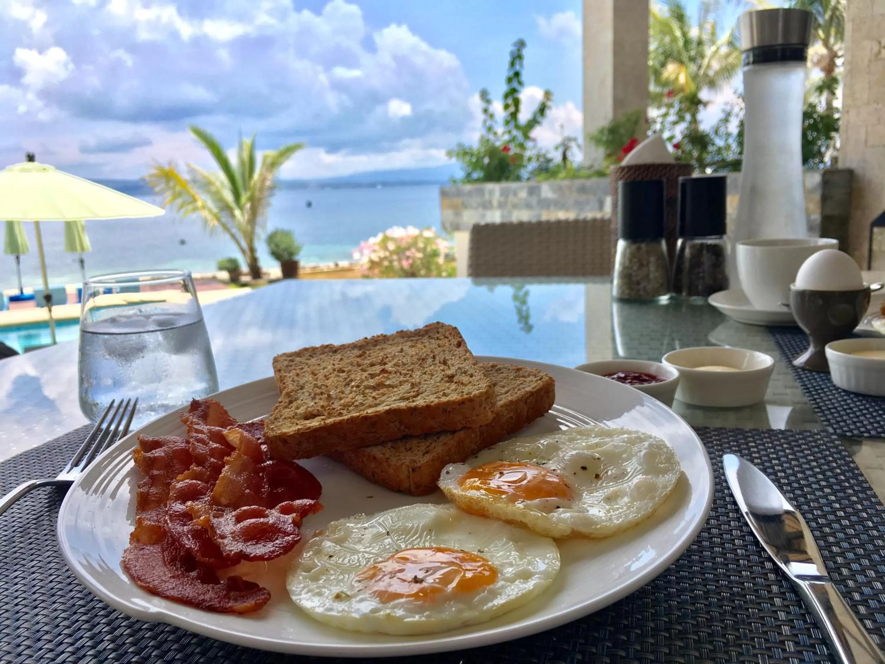 Breakfast in Emoha Dive Resort