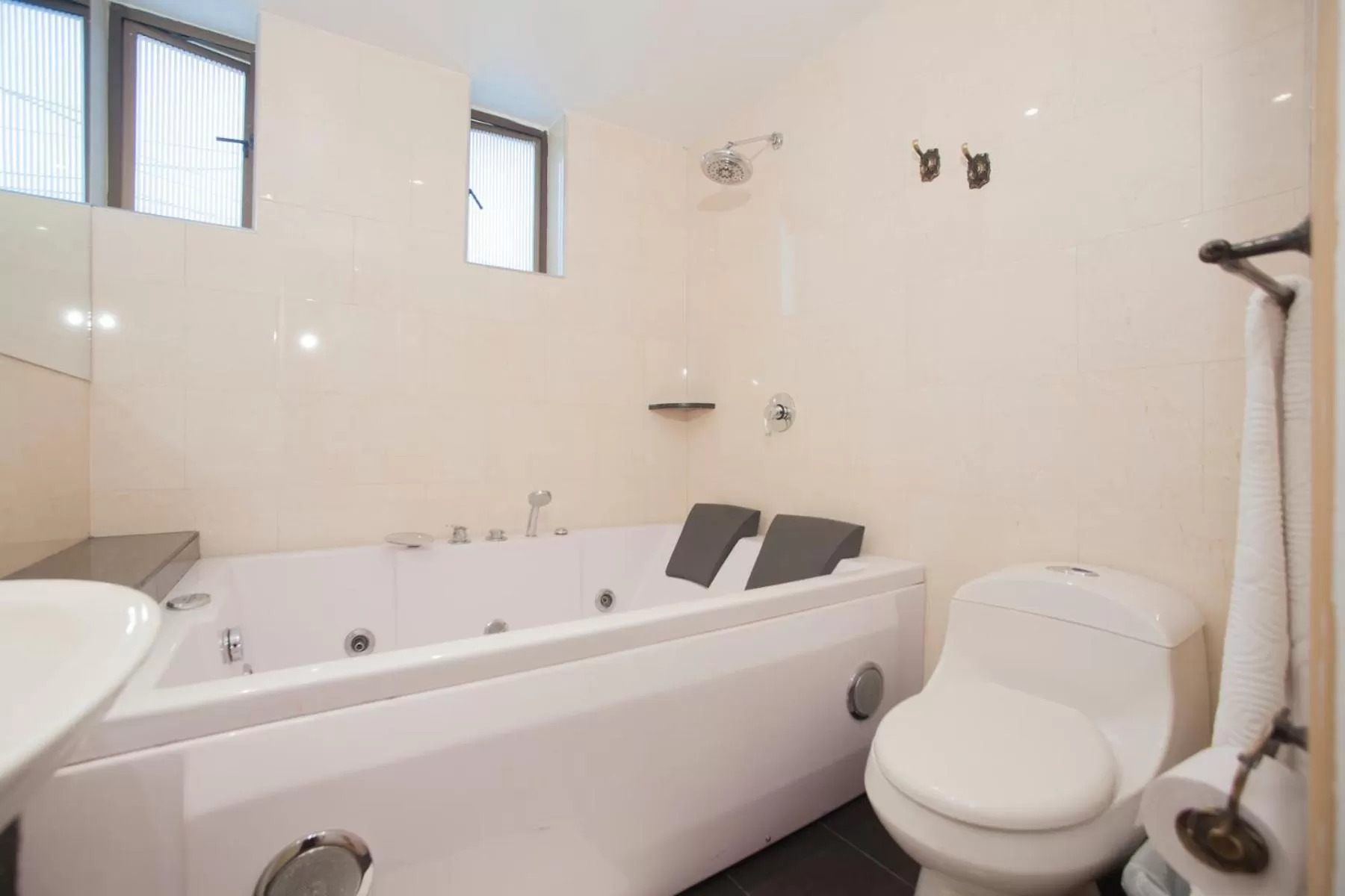 Bathroom in Hotel Casa Mahanaim Colferias, Bogotá