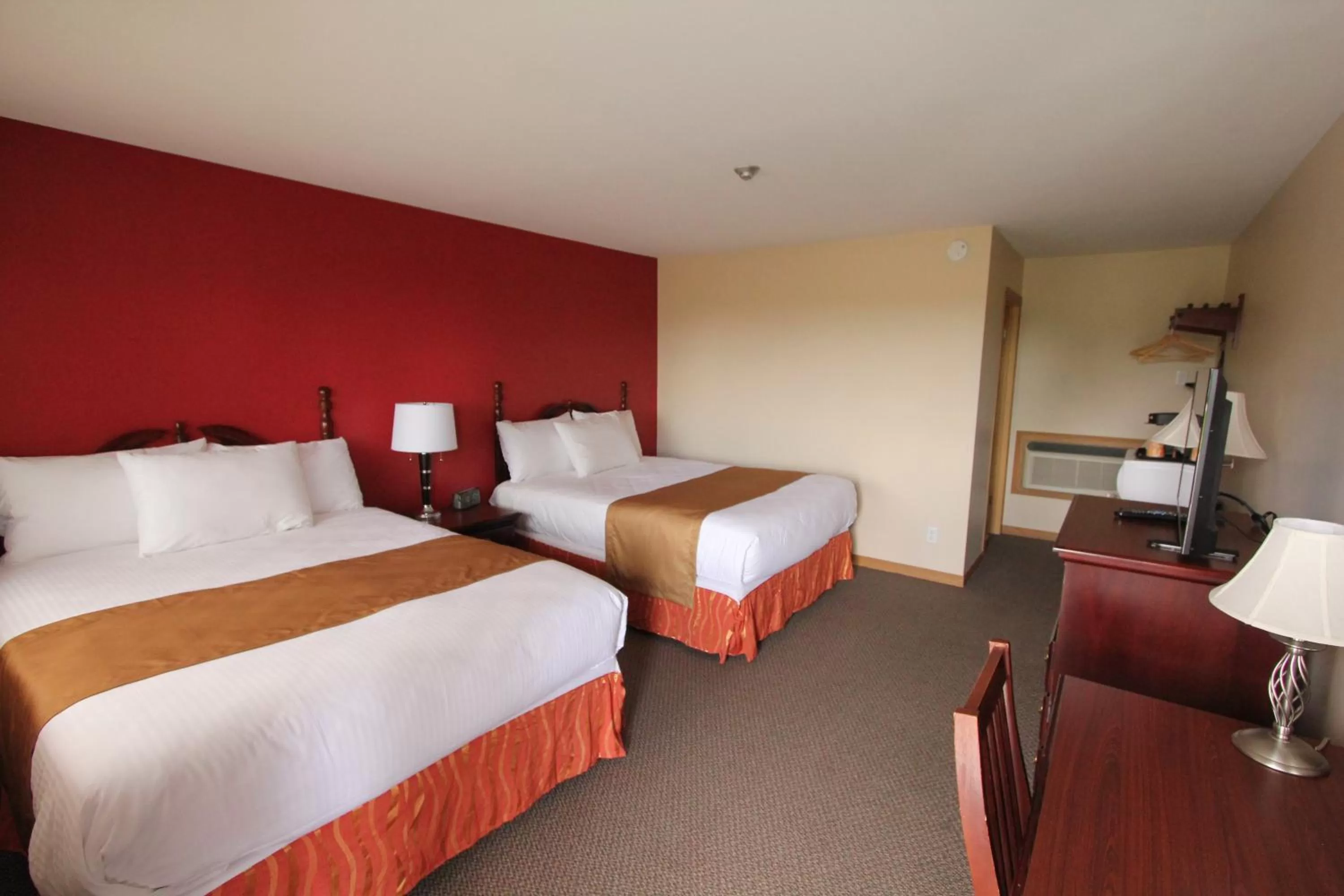 Photo of the whole room, Bed in Masterson's Motel