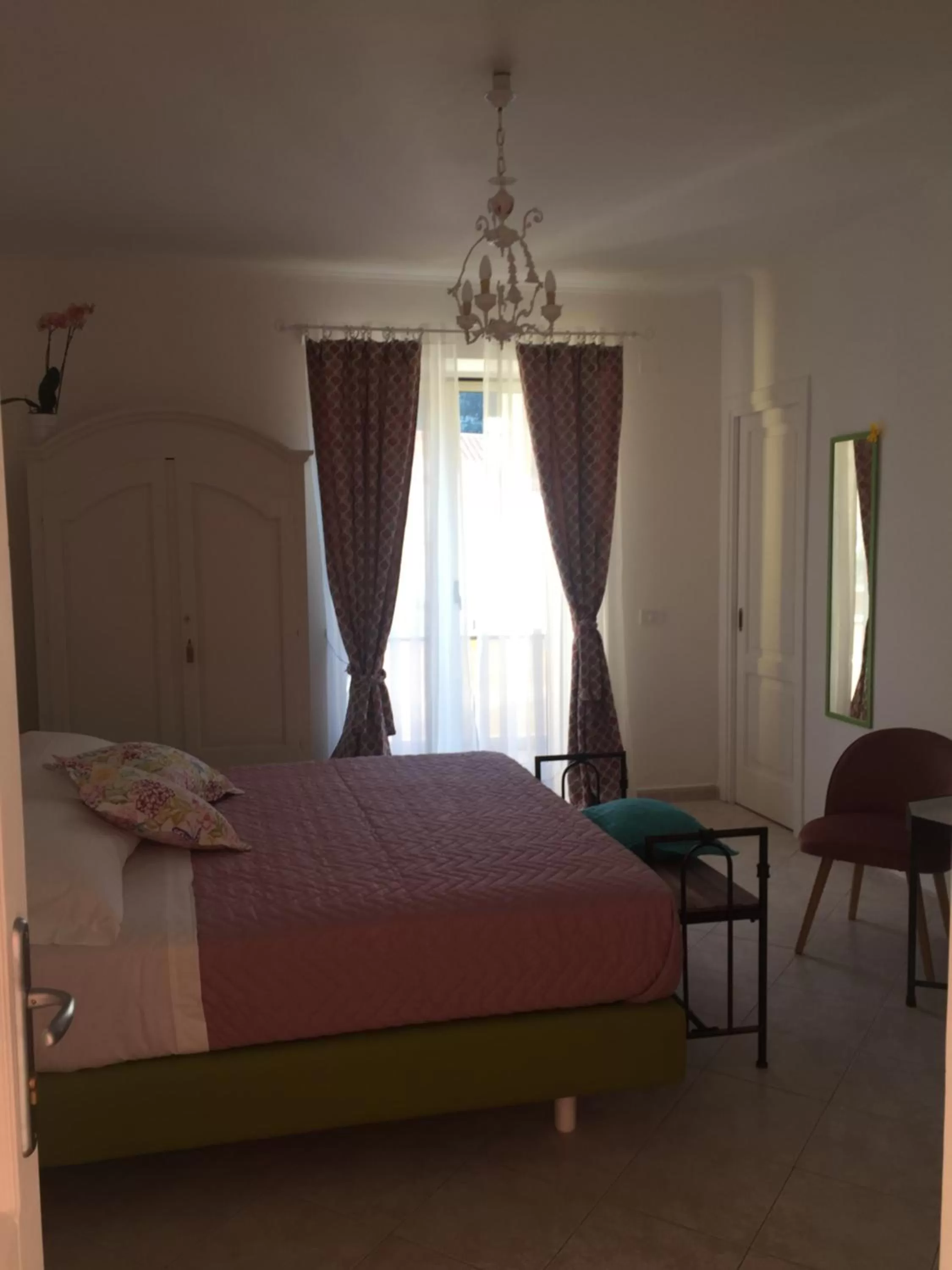 Bedroom, Bed in Sorrento Penthouse Suites