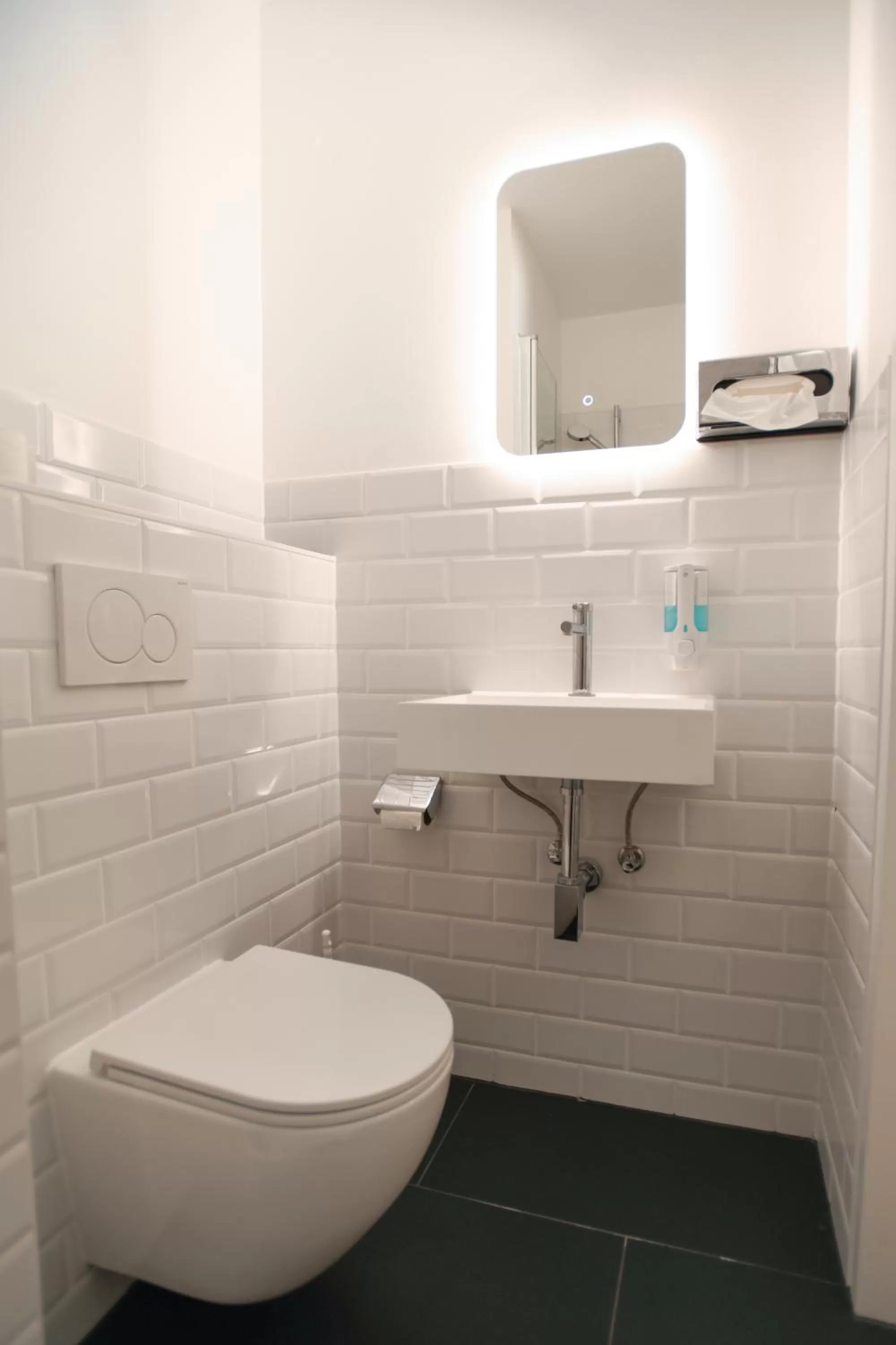 Toilet in Hotel Apadana Frankfurt