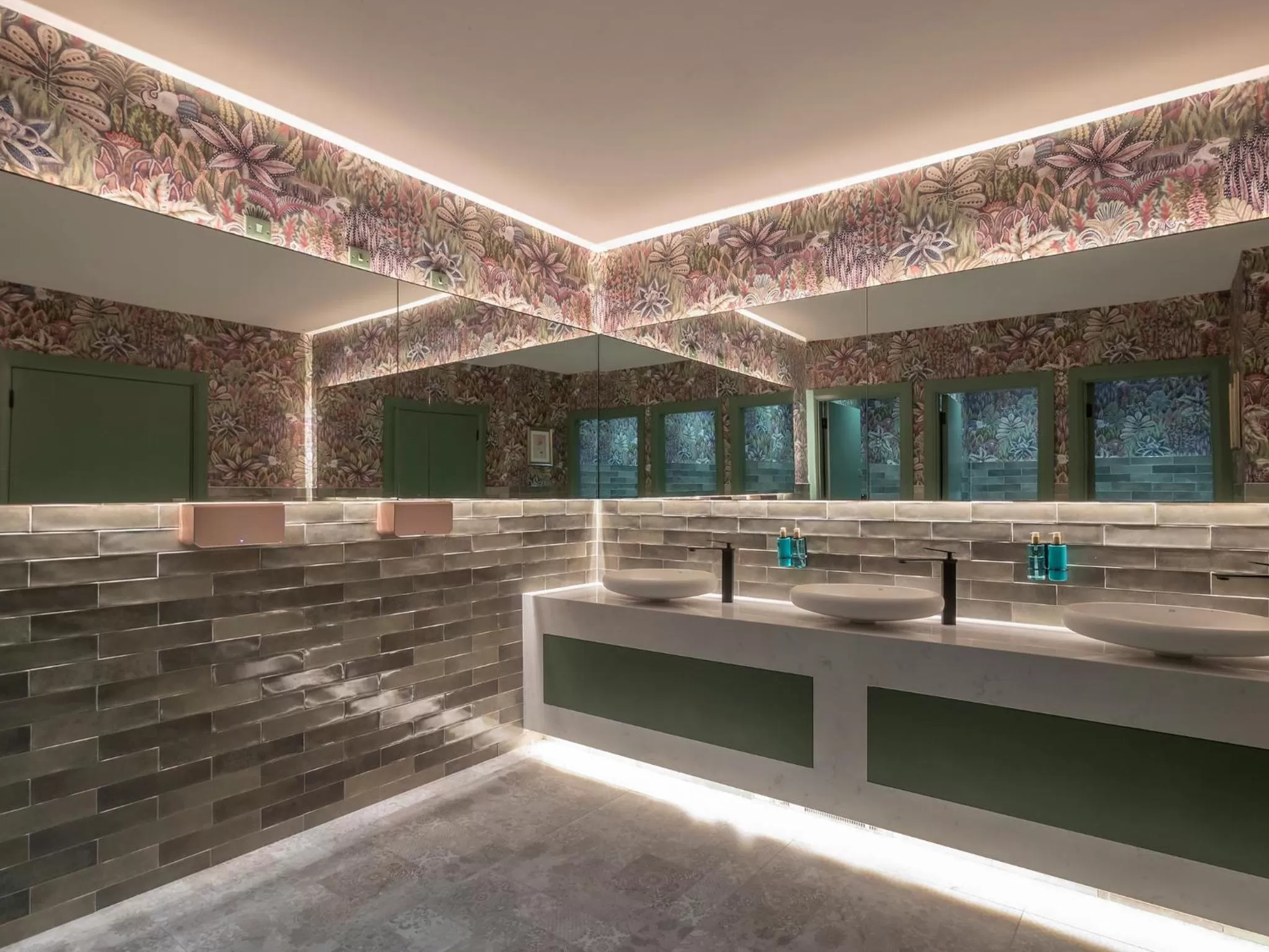 Bathroom in Forster Court Hotel