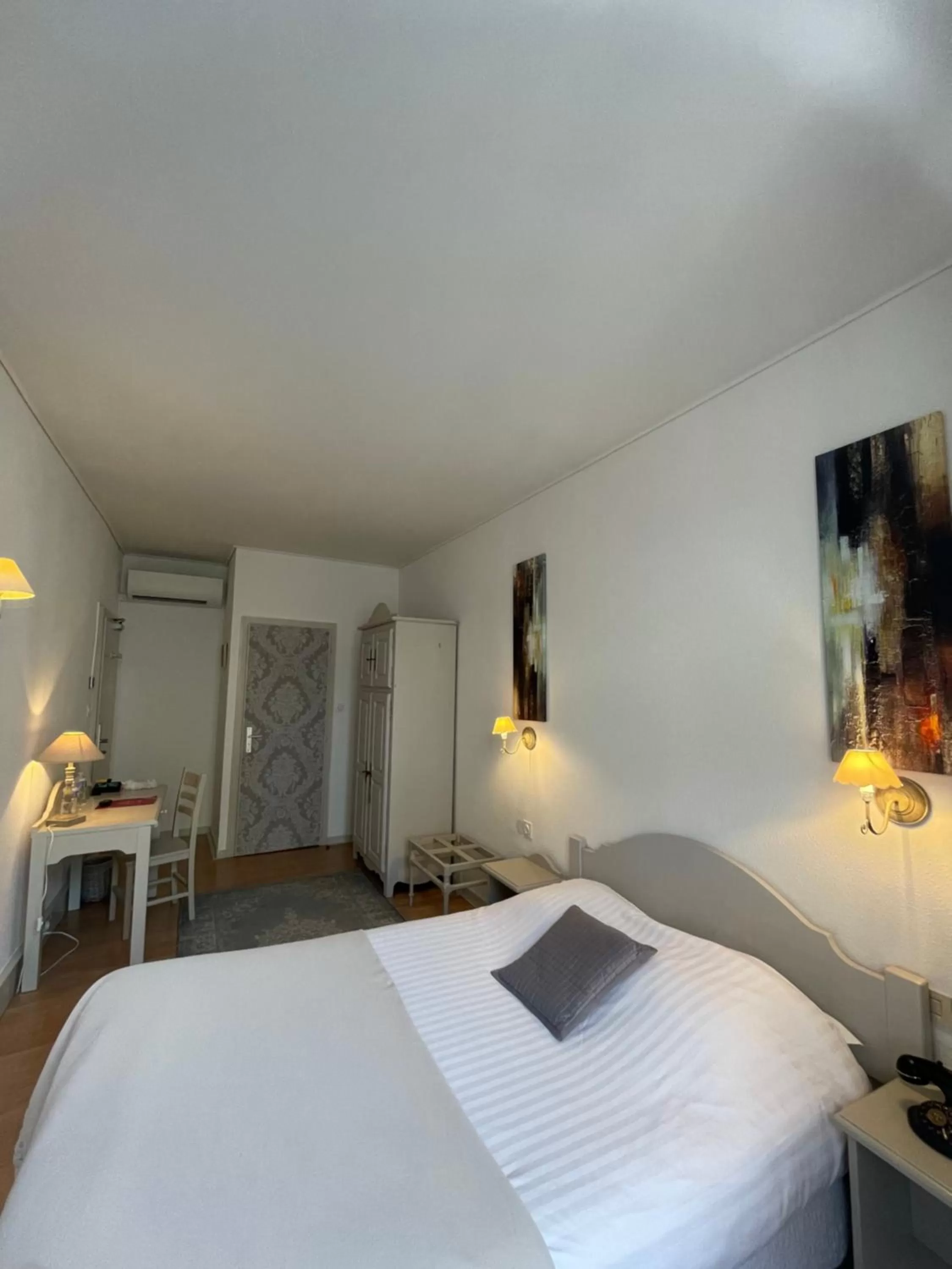 Bedroom, Bed in The Originals Boutique, Hôtel de la Balance, Montbéliard