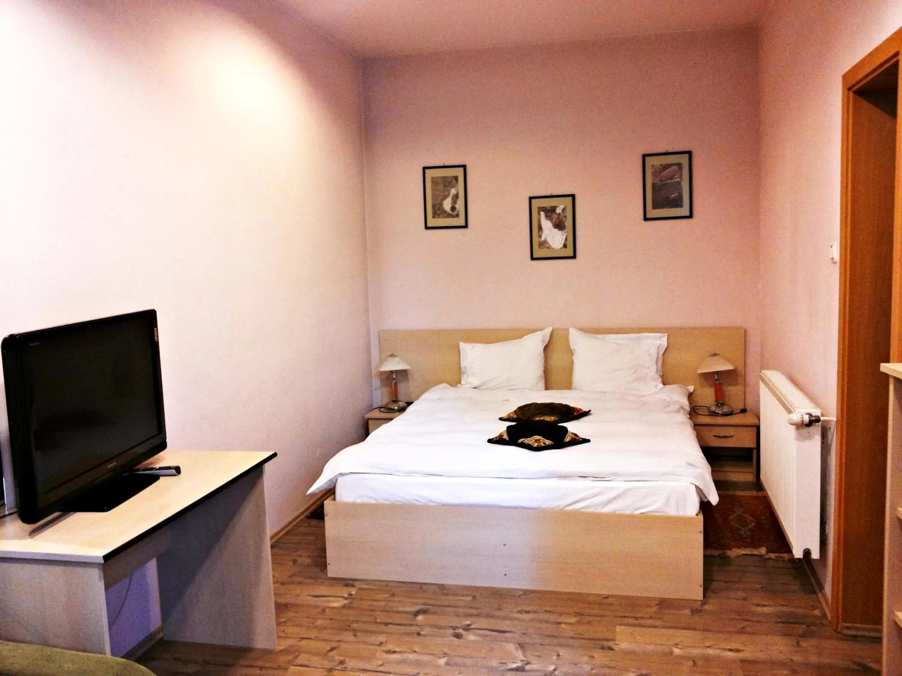 Bedroom, Bed in Lucas 10 Apartments