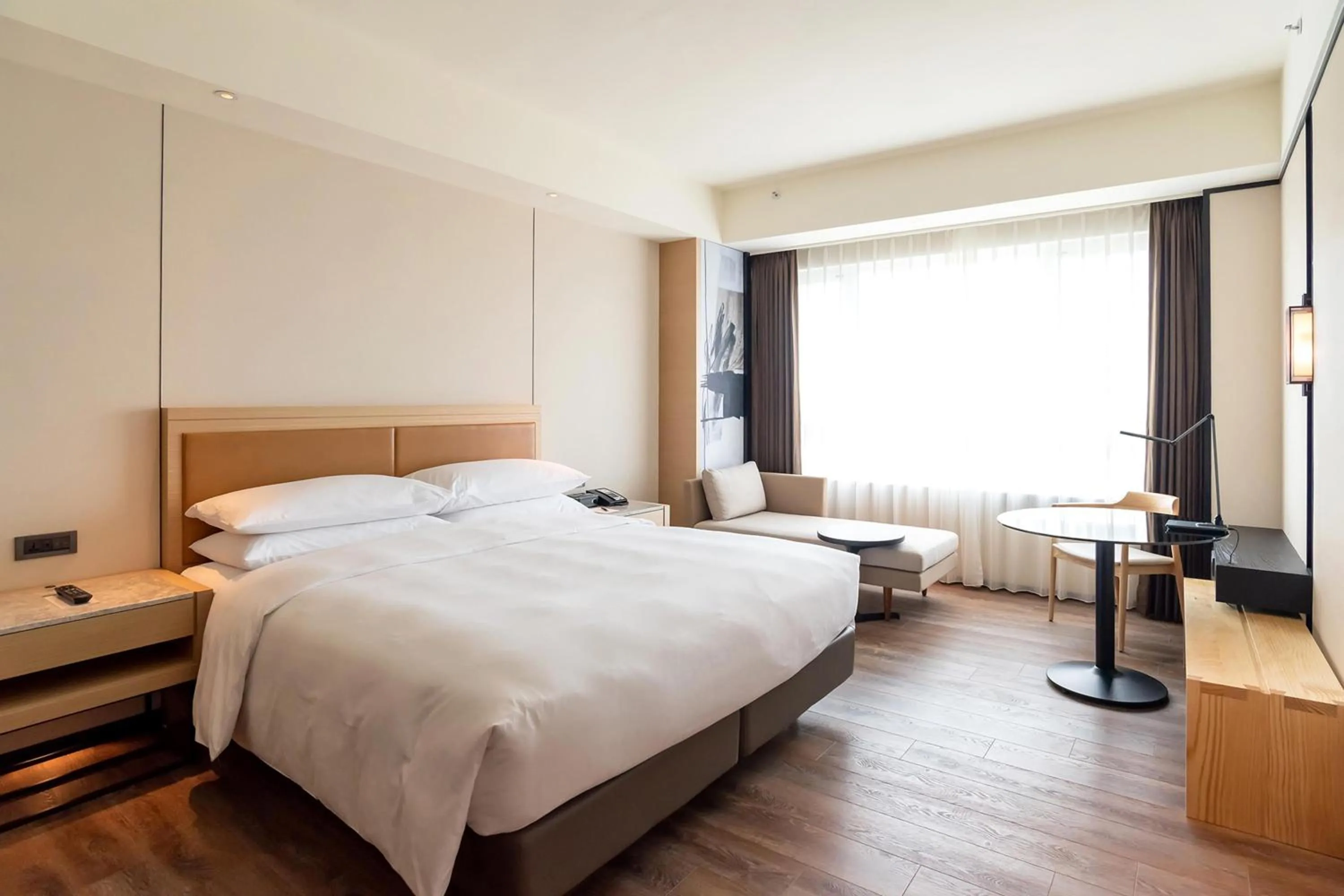 Photo of the whole room, Bed in Sheraton Taoyuan Hotel