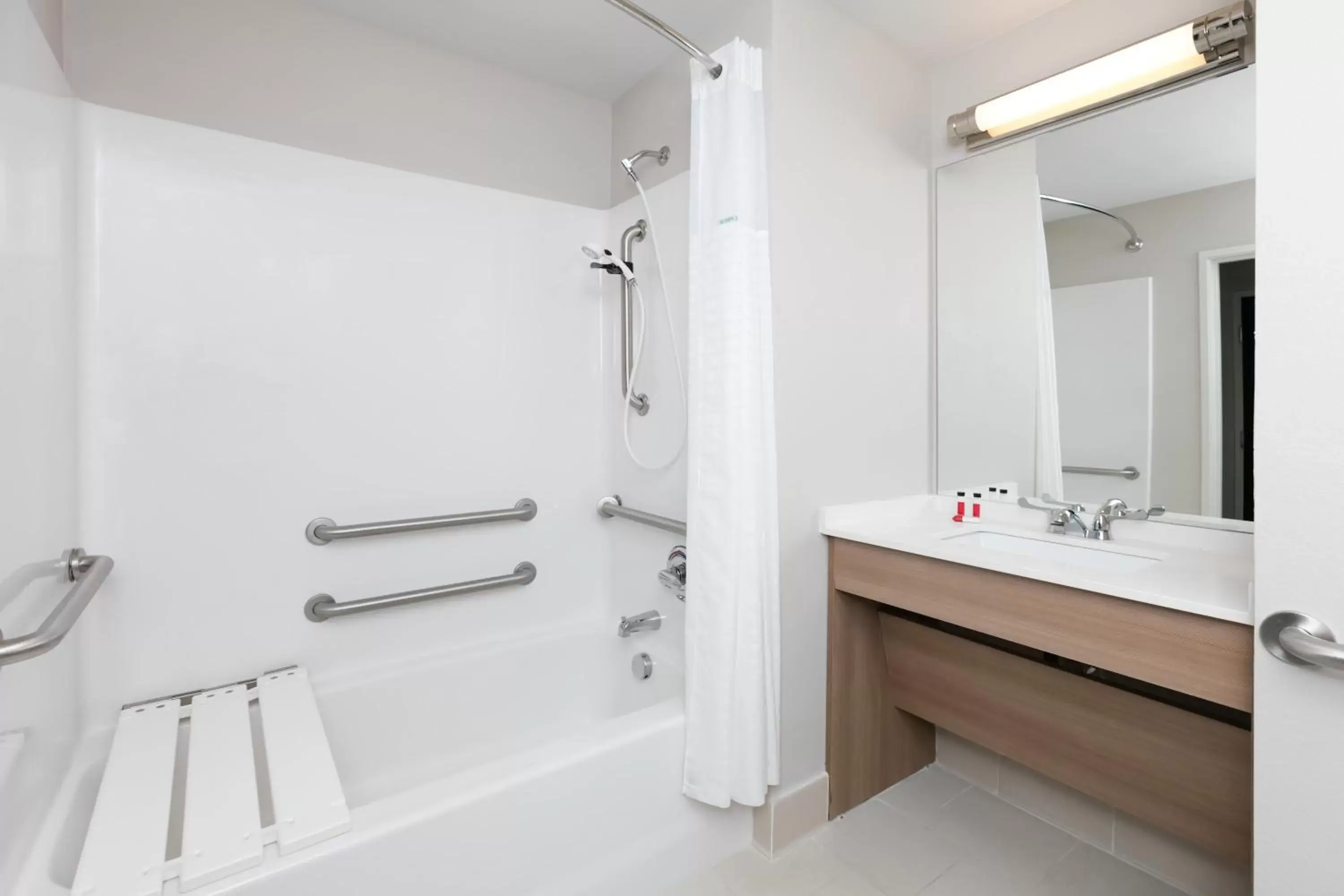 Queen Room with Bath Tub - Mobility/Hearing Accessible - Non-Smoking in Permian Studio Apartments Queen Room with Bath Tub - Mobility/Hearing Accessible - Non-Smoking in Permian Studio Apartments