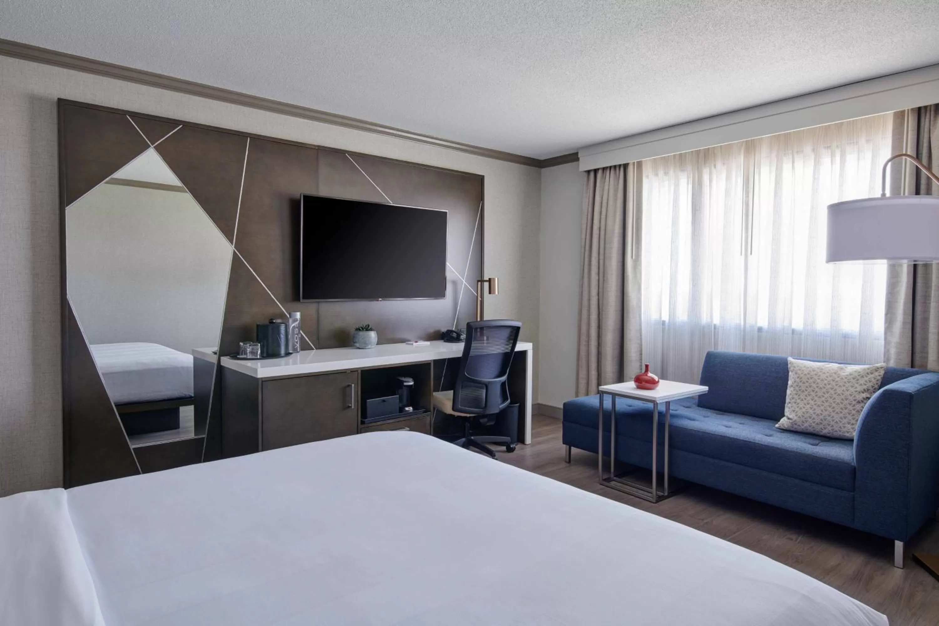 Photo of the whole room, Bed in Detroit Marriott Troy