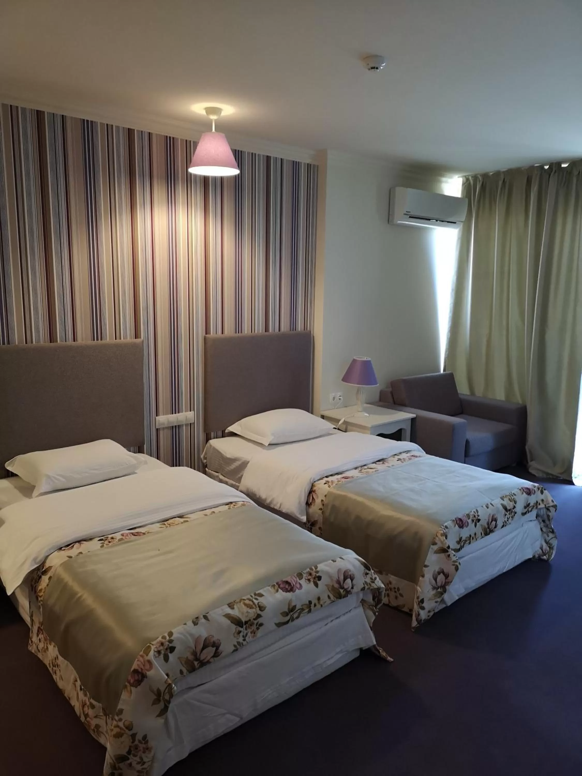 Bathroom, Bed in Parish Hotel